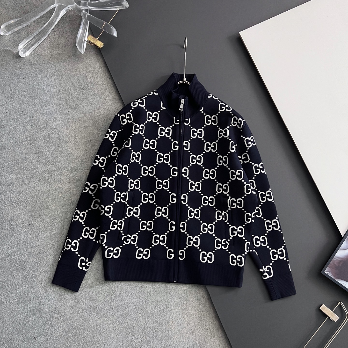 NO:538569,) Gucc* 2025 autumn and winter new old flower cotton jacket Original 1:1 custom hardware accessories are fully imported and customized. Welcome to counter comparison. Super soft Super heavy fabric has a perfect fit. Pay attention to the super comfortable fabric. Exclusive model. Non-market goods. Size 48-56 for men and women., gucci, jackets & coats, alexander wang19860909） Gucc* 2025秋冬新款老花棉夹克 原版1:1订制五金配件全进口原版定制 欢迎专柜对比 超柔软 超级重面料做工杠杠的版型完美 注意面料超舒服 独家款 非市场货 男女同款尺码48-56,,gucci,jackets & coats,alexander wang,Men's clothing