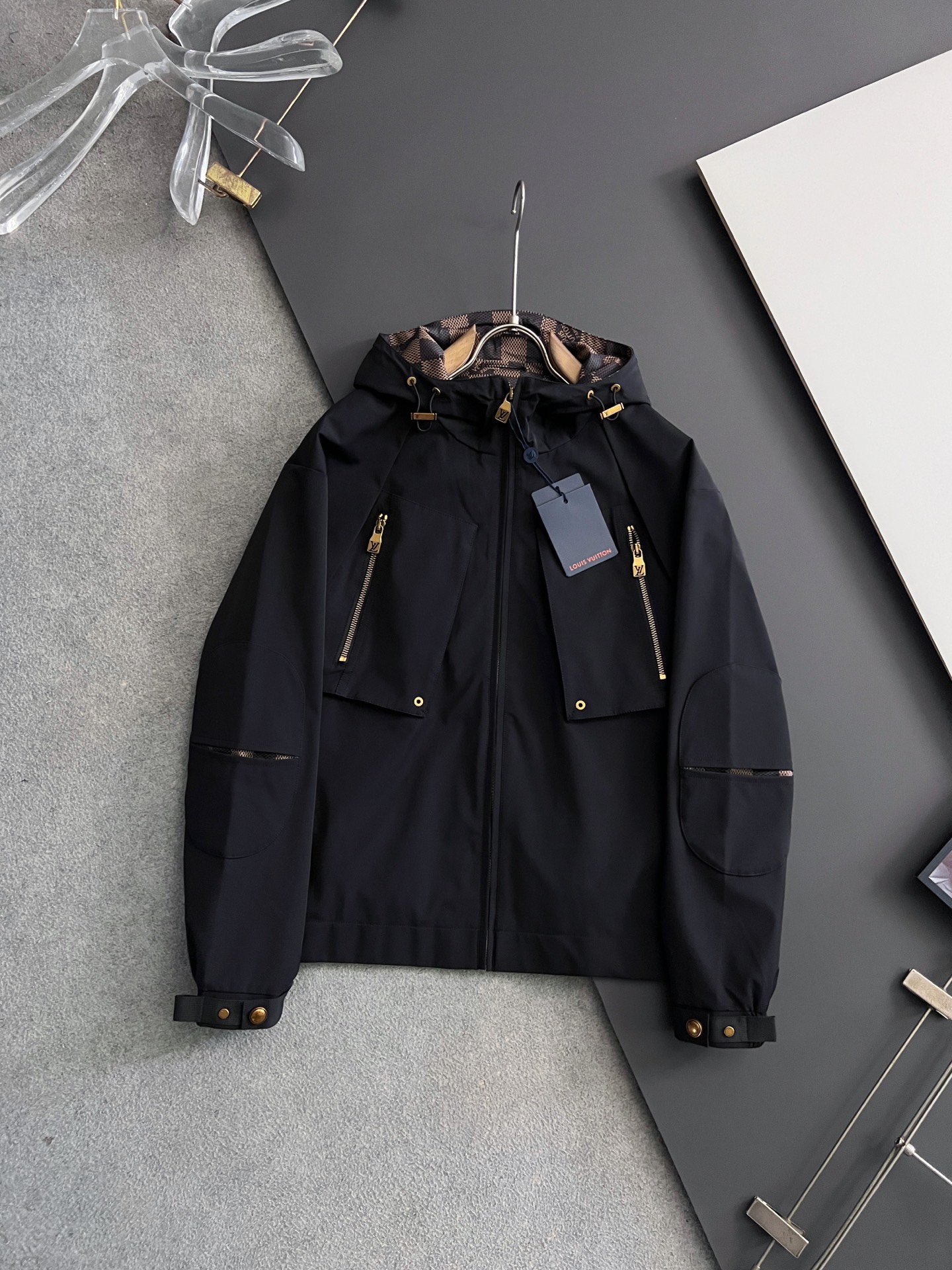 NO:538572,) 1V* 2025 autumn and winter new old flower cotton jacket Original 1:1 custom hardware accessories are fully imported and customized. Welcome to counter comparison. Super soft Super heavy fabric has a perfect fit. Pay attention to the super comfortable fabric. Exclusive model. Non-market goods. Same size for men and women. M-3XL,, jackets & coats, alexander wang19860909） 1V* 2025秋冬新款老花棉夹克 原版1:1订制五金配件全进口原版定制 欢迎专柜对比 超柔软 超级重面料做工杠杠的版型完美 注意面料超舒服 独家款 非市场货 男女同款尺码M-3XL,,jackets & coats,alexander wang,Men's clothing