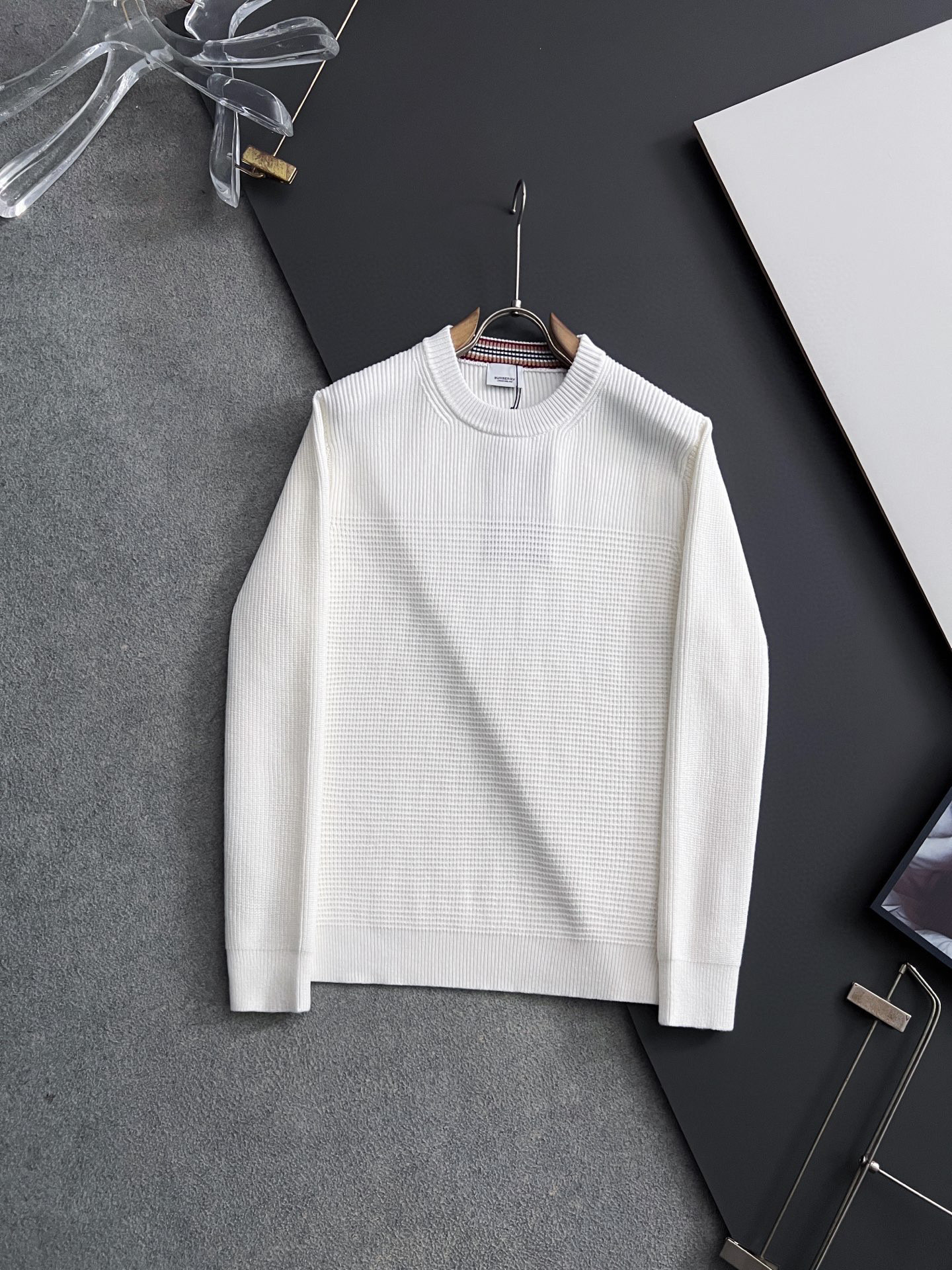 NO:546730,) Bur*, 25ss latest autumn and winter fashion sweater 7 knitted thread, the top version of black waffle knitted log0 solid color counter knitted thread round neck pullover, the counter is similar to the top style, fashionable and versatile, the top high-tech style is super good, durable and comfortable, fit size M-XXXL, burberry, sweaters, alexander wang19860909）Bur*、25ss最新款秋冬时尚毛衣7针织线、最顶级版黑色华夫格提针织log0纯色专柜款针织线衫圆领套头衫,专柜一摸一样打造顶级款,时尚百搭款,顶级高工艺版型超好,耐穿又舒适,合身尺码M-XXXL,,burberry,sweaters,alexander wang,Men's clothing