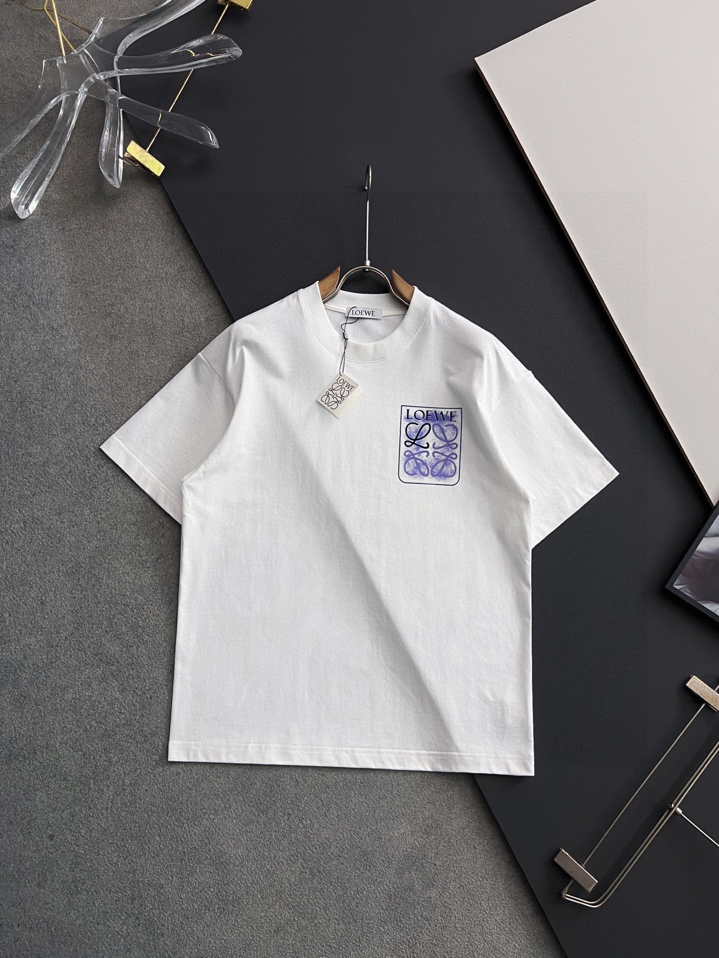 NO:546736,) Special benefits 25 Loe*Latest exclusive hit model*.] Heavy 2 grams of pure cotton double yarn) Popular four-season series short-sleeved, simple basic wardrobe artifact, casual and versatile must-have) workmanship and line texture first-class, two colors recommended white, black,) standard version M-3XL, loewe, T-shirt, alexander wang19860909）特价福利25款Loe*最新独家爆款*.】重克2克纯棉双纱）爆款现货四季系列短袖,简约基础衣橱神器, 休闲百搭必备款）做工走线质感一流,两色推荐白色、黑色、）标准版型M-3XL,,loewe,T-shirt,alexander wang,Men's clothing