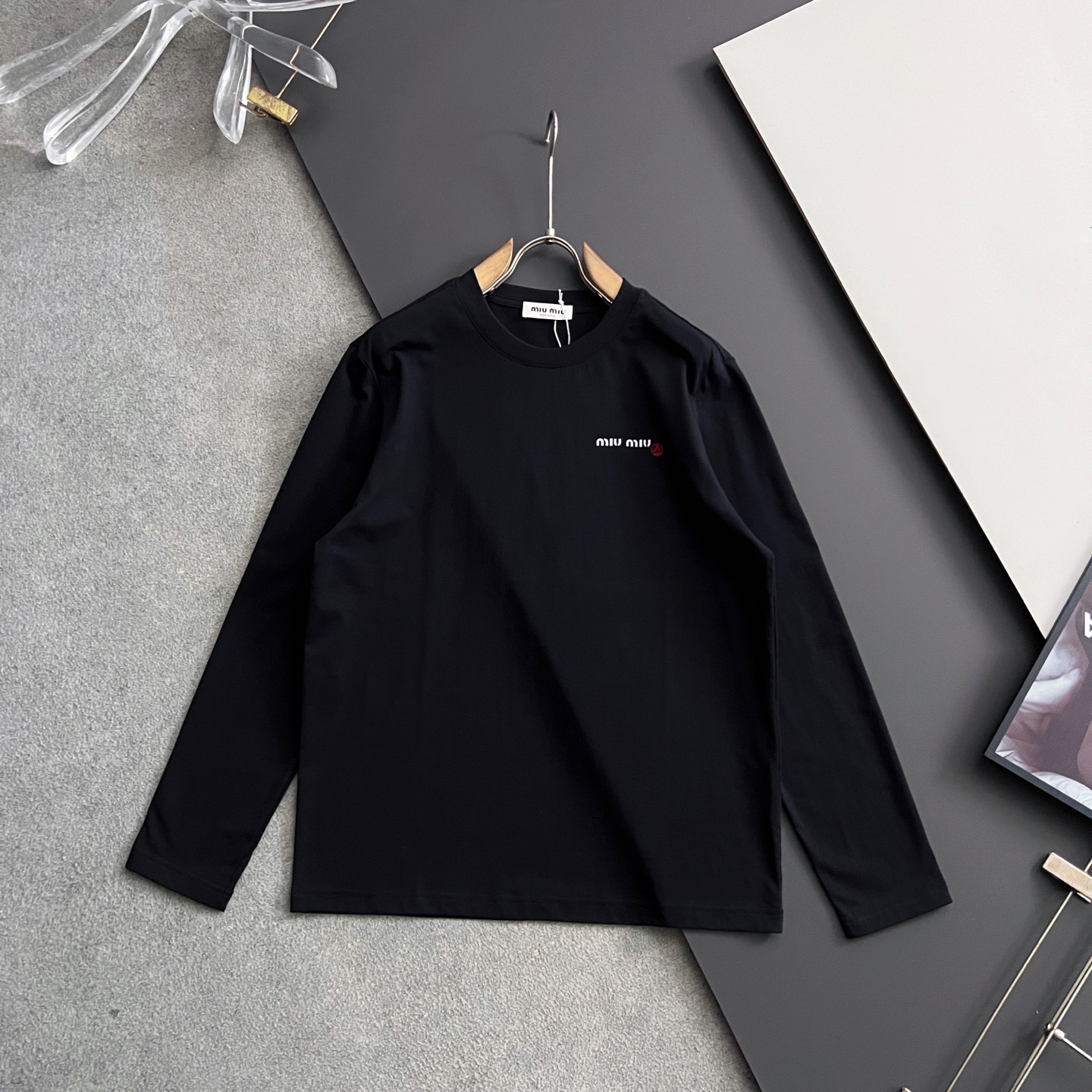 NO:546748,)Miumiu*, 2025 autumn and winter long T base, fashionable and casual round neck long sleeve T-shirt, minimalist letter pattern logo, haute cotton fabric 270 grams, simple and fashionable, comfortable and versatile upper body, complete three standards, 2 colors recommended, S-3XL S bust 50 shoulder width 44 clothes length 68 sleeve length 62 M bust 52 shoulder width 45.5 clothes length 70 sleeve length 63 L bust 54 shoulder width 47 clothes length 72 sleeve length 64 XL bust 56 shoulder width 48.5 clothes length 74 sleeve length 65 2XL bust 58 shoulder width 50 clothes length 76 sleeve length 66 3XL bust 60 shoulder width 51.5 clothes length 78 sleeve length 67,,miumiu,tees,t-shirt,alexander wang19860909）Miumiu*,2025秋冬长T打底,时尚休闲圆领长袖T恤,极简风字母图案logo,高定纯棉面料270克,简约时尚,上身舒适百搭,三标齐全,2色推荐,码数S-3XL S胸围50 肩宽44 衣长68 袖长62 M 胸围52 肩宽45.5 衣长70袖长63 L 胸围54 肩宽47 衣长72袖长64 XL 胸围56 肩宽48.5 衣长74袖长65 2XL胸围58 肩宽50 衣长76袖长66 3XL胸围60 肩宽51.5 衣长78袖长67,,miumiu,tees，t-shirt,alexander wang,Men's clothing