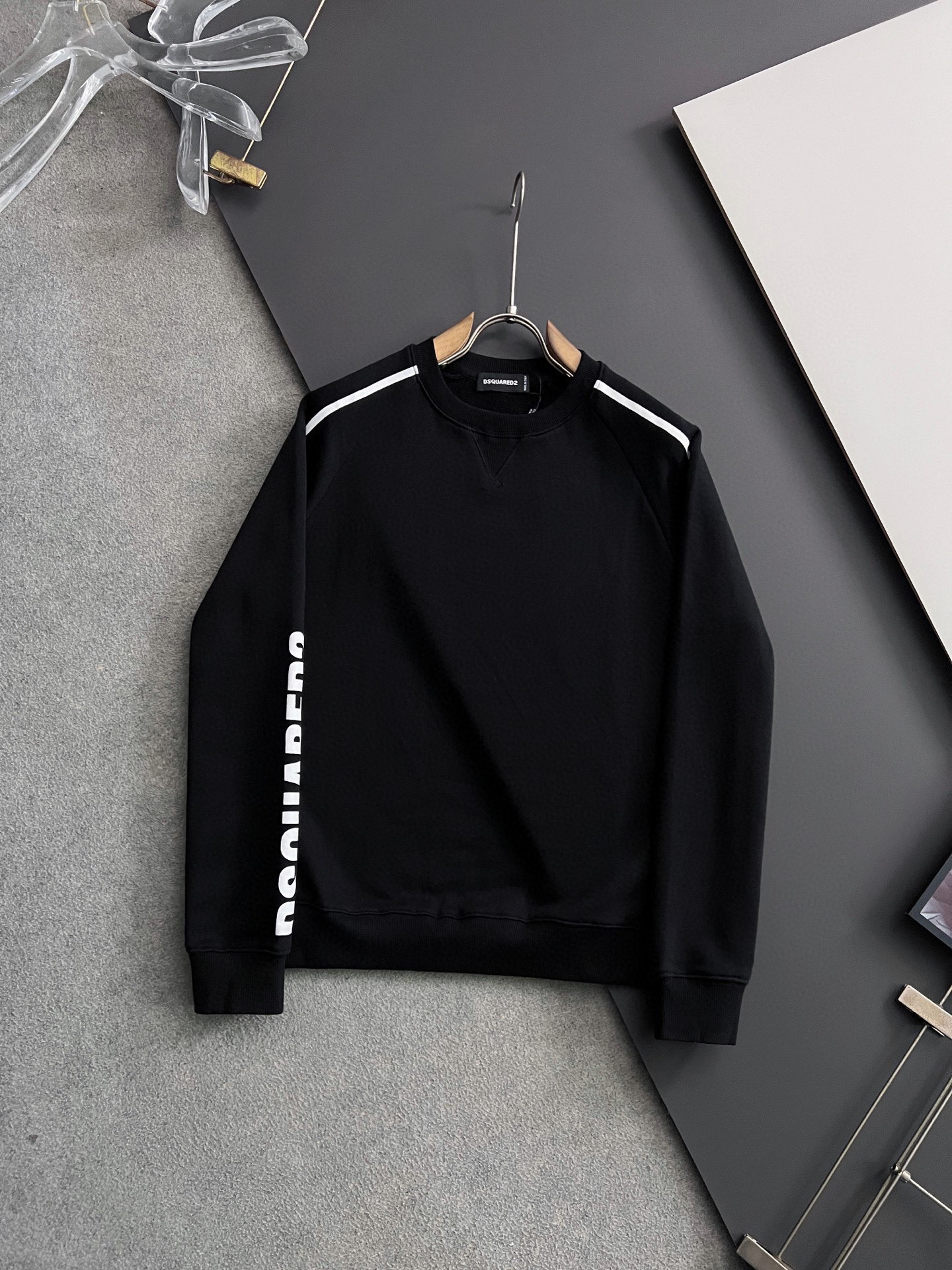 NO:546771,) D2, 2025Ss new autumn and winter sweatshirt, round neck style with exquisite craftsmanship, special 400g pure cotton fabric, upgraded washed large terry, soft and close-fitting technical fabric, customized original thread, extremely high grade, exquisite workmanship, extremely handsome upper body, size S- XXL,, hoodie, sweatshirts, alexander wang19860909）D2、2025Ss秋冬新款卫衣,精美工艺圆领款,特制纯棉400克面料升级水洗大毛圈、柔软贴身科技面料,定制原版螺纹,档次极高,工艺精湛,上身帅到爆,尺码S- XXL,,hoodie,sweatshirts,alexander wang,Men's clothing