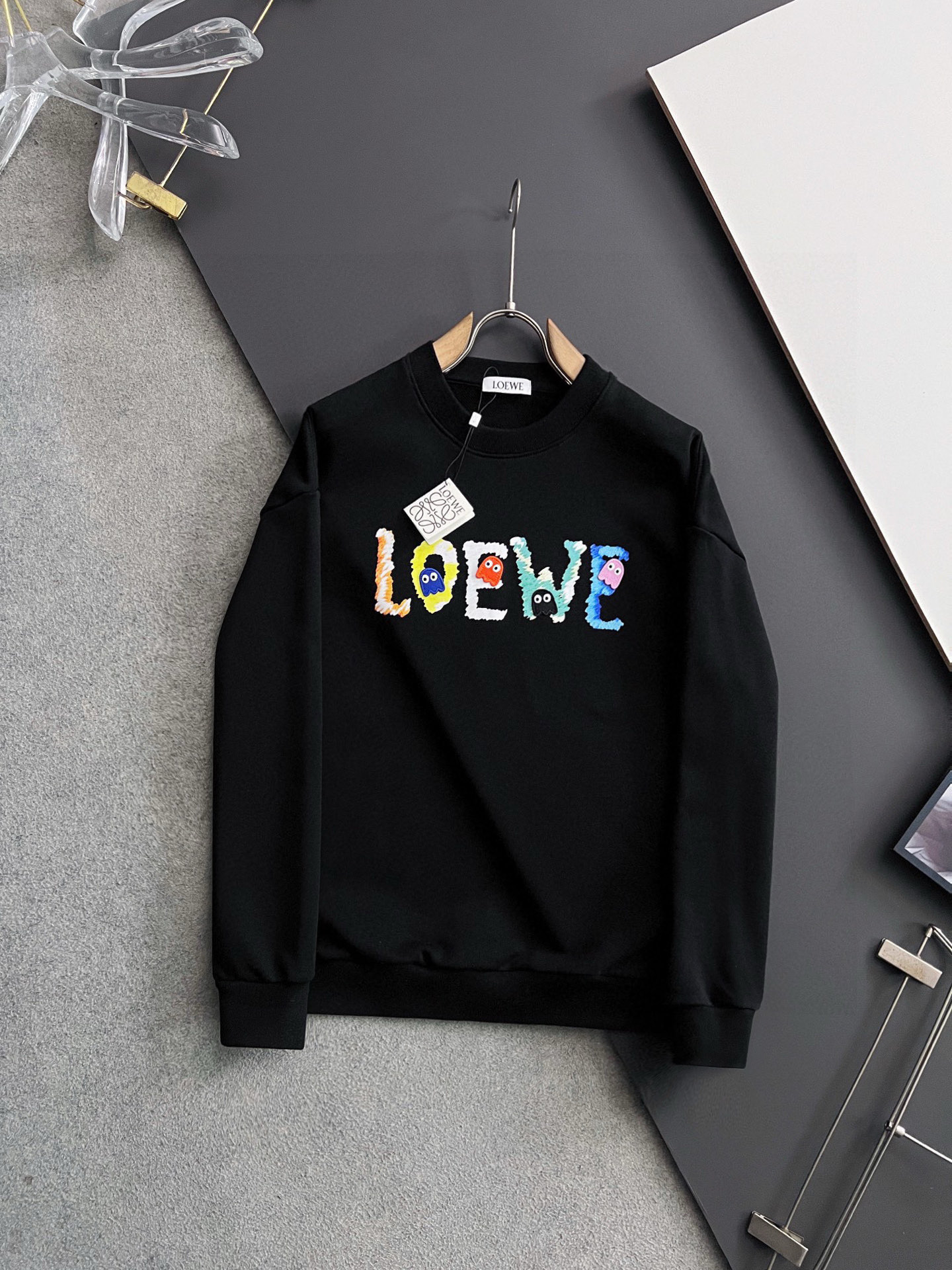 NO:546780,) Loe limited!  Edition｜Exclusive high-end customization. 15 years of professional sweatshirts, perfect grade in both fabric and style, exquisite craftsmanship round neck style, exclusive special cotton 480g fabric upgraded washing large terry loops, soft and close-fitting technology fabric, customized original thread, extremely high grade, exquisite craftsmanship, and handsome upper body, size M-3XL, loewe, hoodie, sweatshirts, alexander wang19860909）Loe限定！版｜独家 高端定制. 15年专业卫衣,无论是面料上还是版型上都是完美越级,精美工艺圆领款,独家特制纯棉480克面料升级水洗大毛圈、柔软贴身科技面料,定制原版螺纹,档次极高,工艺精湛,上身帅到爆,尺码M-3XL,,loewe,hoodie,sweatshirts,alexander wang,Men's clothing