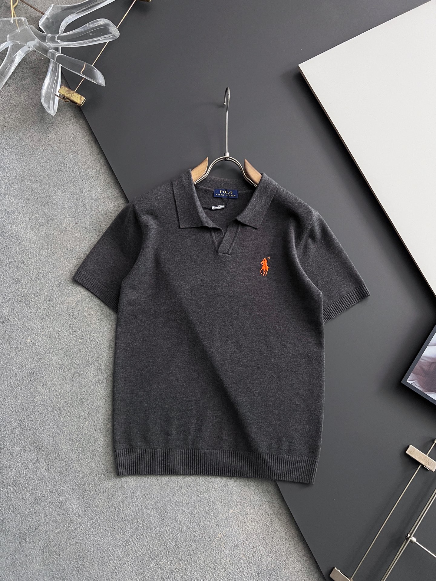 NO:546724,)Polo*·Lavroron 2025 old Qianfeng autumn and winter base sweater!  High-quality imported Italian fabrics, high-density knitted, versatile sweaters, and shirts underwear are all very handsome!  Logo logo!  It is more durable and less likely to deform. It has excellent styles and can be easily held in all styles. It also needs to be collected for the fabrics!  The classic fashion decorations that are sought after every year have become popular all over the world!  Code number M-4XL, sweaters,shirts,alexander wang19860909）Polo*·拉夫劳纶2025款老钱风秋冬打底毛衣！高品质意大利进口面料,高密度针织,百搭毛衣,内搭衬衫都帅气十足！Logo标志！更耐穿更加不易变形,版型极好,各种风格都能轻松HOLD住,冲着版型面料也要收的类型！年年被追捧的经典时尚装饰已经风靡全球！码数M-4XL,,sweaters,shirts,alexander wang,Men's clothing