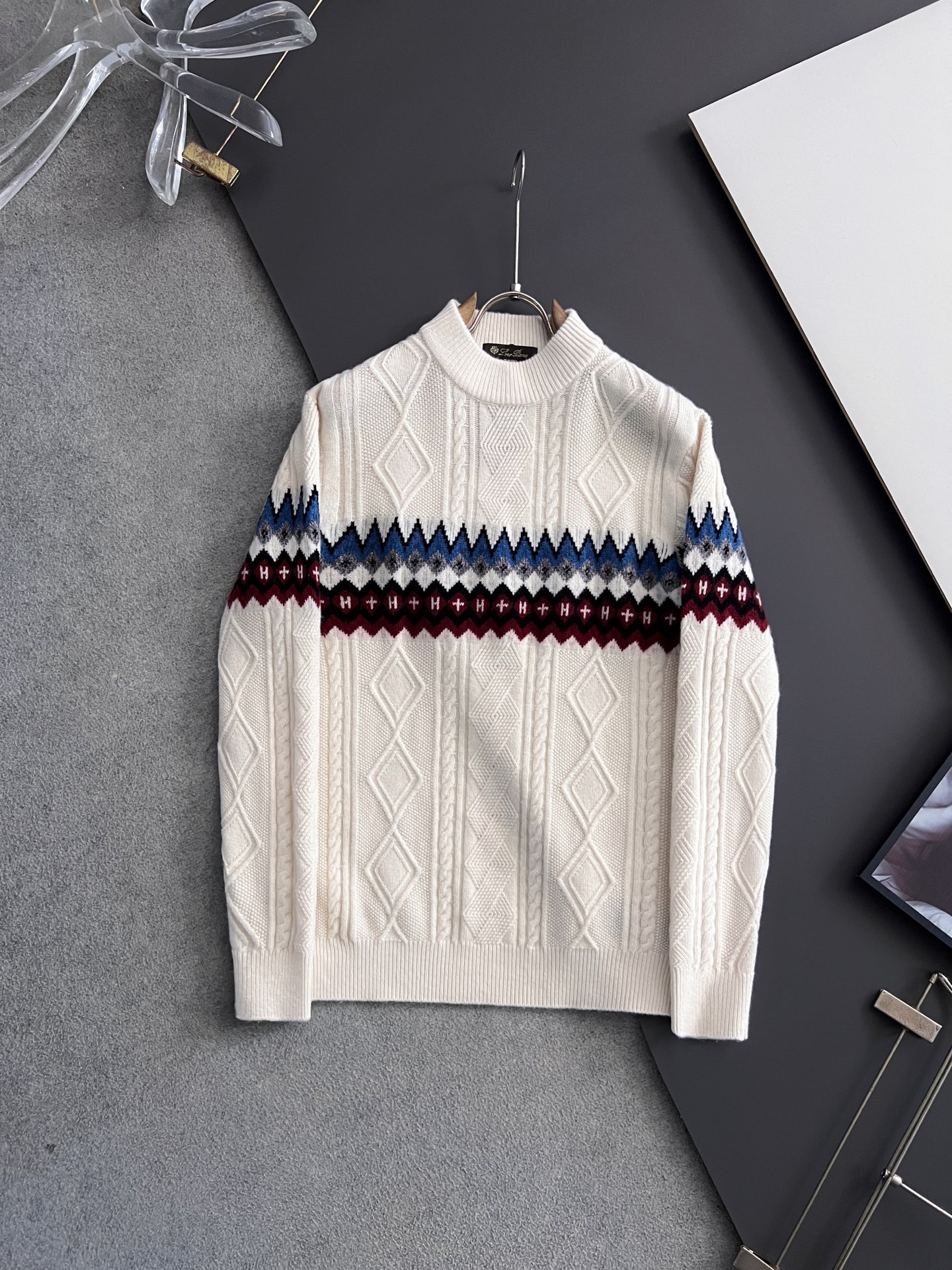 NO:546731,)LP* top version of Baroque winter cashmere sweater (wool), this sweater is selected for imported knitted wool material!  The fabric feels thick and soft and dense terry texture, which is warm and comfortable to wear with close body, beautiful colors, eye-catching and fashionable. The unique patterns can definitely make you outstanding among the crowd!  Casual style cut design!  The upper body effect is age-reducing and versatile. Size M-3XL, loro piano, sweaters, alexander wang19860909）LP*顶级版巴洛克风冬季羊绒衫（绵羊毛）,此款毛衣甄选客供进口针织羊毛材质！面料手感偏厚实,柔软绵密的毛圈肌理,贴身穿着保暖亲肤舒适,色彩靓丽、吸睛时髦度爆棚,与众不同的图案绝对可以让你在人群中出彩万分！休闲版型裁剪设计！上身效果减龄又百搭. 尺码M-3XL,,loro piana,sweaters,alexander wang,Men's clothing