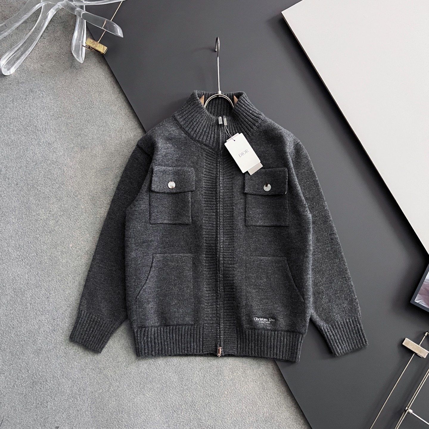 NO:546737,) CD*2025FW exclusive hot autumn and winter new thick knit sweater solid color weaving technology design!  The fabric feels thick and has a certain sense of self-weight, and the soft and dense terry texture is breathable and comfortable to wear with close body. The colors are beautiful, eye-catching and fashionable, and the upper body effect is age-reducing and versatile. Size M-3XL, sweaters, alexander wang19860909）CD*2025FW独家爆款秋冬新款厚织毛衣纯色织法工艺设计！面料手感偏厚实,有一定的自重感,柔软绵密的毛圈肌理,贴身穿着透气亲肤舒适,色彩靓丽、吸睛时髦度爆棚,上身效果减龄又百搭. 尺码M-3XL,,sweaters,alexander wang,Men's clothing