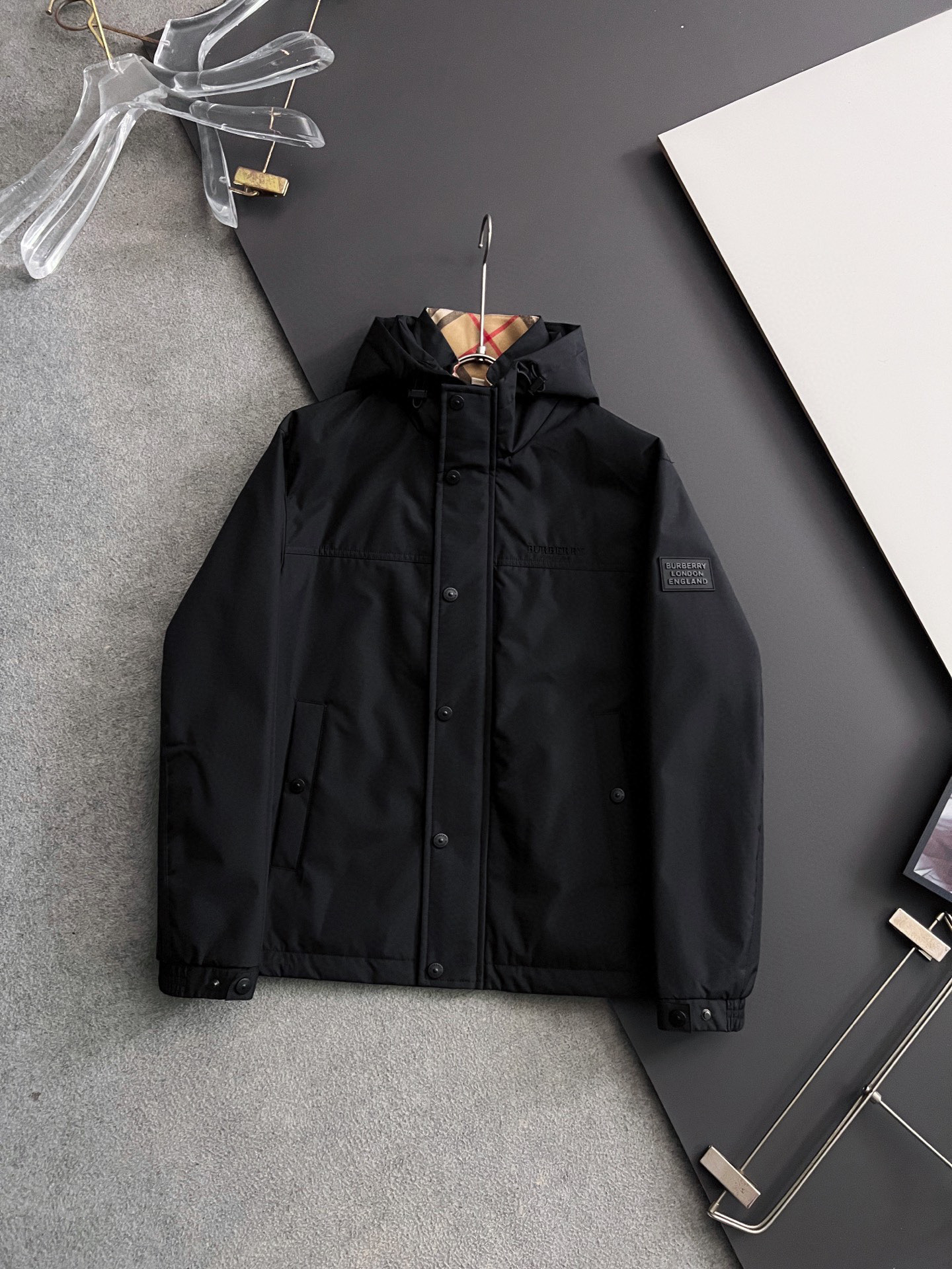 NO:546749,) Bur*2025 autumn and winter men's high-end fashion outdoor jacket jacket, official counter main display, Hong Kong foreign business channels, outdoor must-have items, exclusively for sale. On the basis of minimalism, it creates extraordinary creativity, and uses clever design techniques to innovate elsewhere. The front design is broken and contradictory cloth, forming a strong hedge, and the visual effect is unique. The chest decoration is printed with a brand LOGO, which is simple and atmospheric, demonstrating the brand identity and status. The sleeves are equipped with the brand's exclusive seal design, which echoes the front chest printing, which is both sporty and fashionable!  It has a distinct recognition, showing the vitality of the city, and is highly shaped and practical!  The fabric is made of Japanese Toray company customized fabric (a first-line luxury clothing royal fabric manufacturer) with waterproof and windproof characteristics, both comfort and breathability, the upper body is light and burden-free, the hooded design has a strong sense of detail and quality. All auxiliary materials are supplied by customers and all auxiliary materials are engraved with a brand logo, which is very expensive, luxurious and high-end!  The details show the ingenious craftsmanship, the auxiliary materials are all supplied to customers, and the workmanship is extremely rigorous and sophisticated. The outline structure of the whole body continues the basic form of the M family, expressing the simple and atmospheric characteristics in place, with a full upper body shape, which can easily control various body shapes, and the outfit meets the needs of the transition season!  Size 48-56, Burberry, Jackets & coats, Jackets & coats, Hats, Alexander wang19860909）Bur*2025秋冬男士高端时装款户外夹克外套,官方专柜主推展示,香港洋行渠道,户外必选单品,独家出售. 在极简的基础上洐生出非凡的创意,用巧妙的设计手法进行别处一格的创新,前幅设计破缝拼接撞色布,形成强烈的对冲,设觉效果别具一格,胸前饰印有品牌LOGO,简单大气,彰显品牌身份地位. 袖子搭载品牌专属章仔设计,与前胸印花形成呼应,即运动又时尚！辨识度鲜明,尽显都市活力色彩,且塑造性和实穿性极高！ 面料选用日本东丽公司订制面料（一线奢侈品成衣御用面料商）具备防水防风特性,舒适性与透气性兼备,上身轻便且无负担感,连帽的设计,整体细节品质感超强,辅料全系客供,全客供辅料,都刻有品牌LOGO, 非常贵奢高级！ 细节之处尽显匠心工艺,辅料皆为客供,做工极为严谨考究,通体的轮廓构造延续了M家族基础形态,将简约大气的特征表现到位,上身型款十足,轻松驾驭各种身型,穿搭符合过渡季的需求！尺码48-56,,burberry,jackets & coats,jackets & coats,hats,alexander wang,Men's clothing