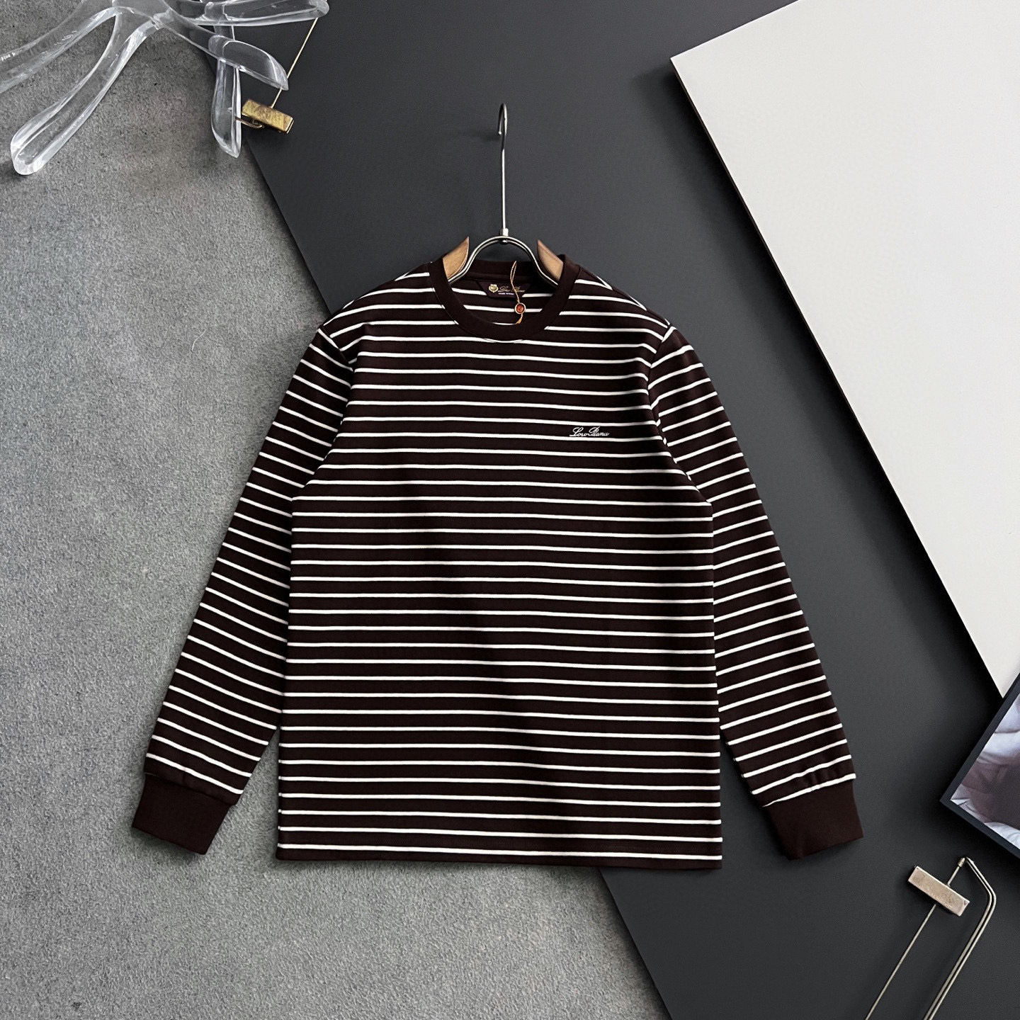 NO:546764,)LP*, the latest 2025Ss autumn and winter base shirts are available at the same time in the counter. The special grade Lycel double-sided mercerized forged back collar webbing strips are very high-end, fashionable and casual round neck long-sleeved T-shirt, top-grade embroidered craft letter pattern logo, simple and fashionable, extremely high-end, handsome upper body, complete three standards, 3 colors recommendation, code number M-3XL, loro piano, tees, t-shirt, alexander wang19860909）LP*,2025Ss秋冬最新品打底衫狠货专柜同步有售,特级莱赛尔双面丝光锻造后领内织带嵌条非常高档,时尚休闲圆领长袖T恤,顶级刺绣压花工艺字母图案logo,简约时尚,档次极高,上身帅气十足,三标齐全,3色推荐,码数M-3XL,,loro piana,tees，t-shirt,alexander wang,Men's clothing