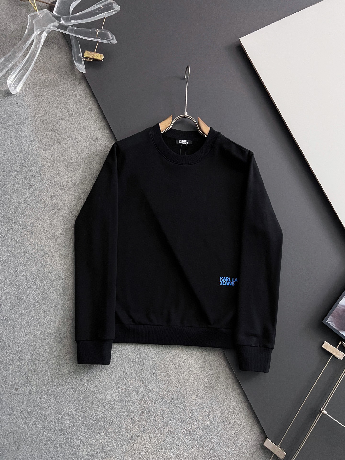 NO:546773,) Karl*｜Exclusive high-end custom lysel tensile 480g (not bloated when worn) No shrinkage, dust-free, black does not turn white after washing,. The latest autumn and winter sweatshirts, the most popular elements embroidered, exquisite and not exaggerated, fashionable and casual round neck style, technological fabric, customized original thread, extremely high grade, exquisite craftsmanship, handsome upper body, size S- XXL,,hoodie, sweatshirts, alexander wang19860909）Karl*｜独家 高端定制莱赛尔天丝 480克（穿上去还不臃肿） 不缩水,无尘,黑色洗后不泛白,. 最新秋冬卫衣,最流行元素刺绣花、精致且不浮夸,时尚休闲圆领款,科技面料,定制原版螺纹,档次极高,工艺精湛,上身帅到爆,尺码S- XXL,,hoodie,sweatshirts,alexander wang,Men's clothing