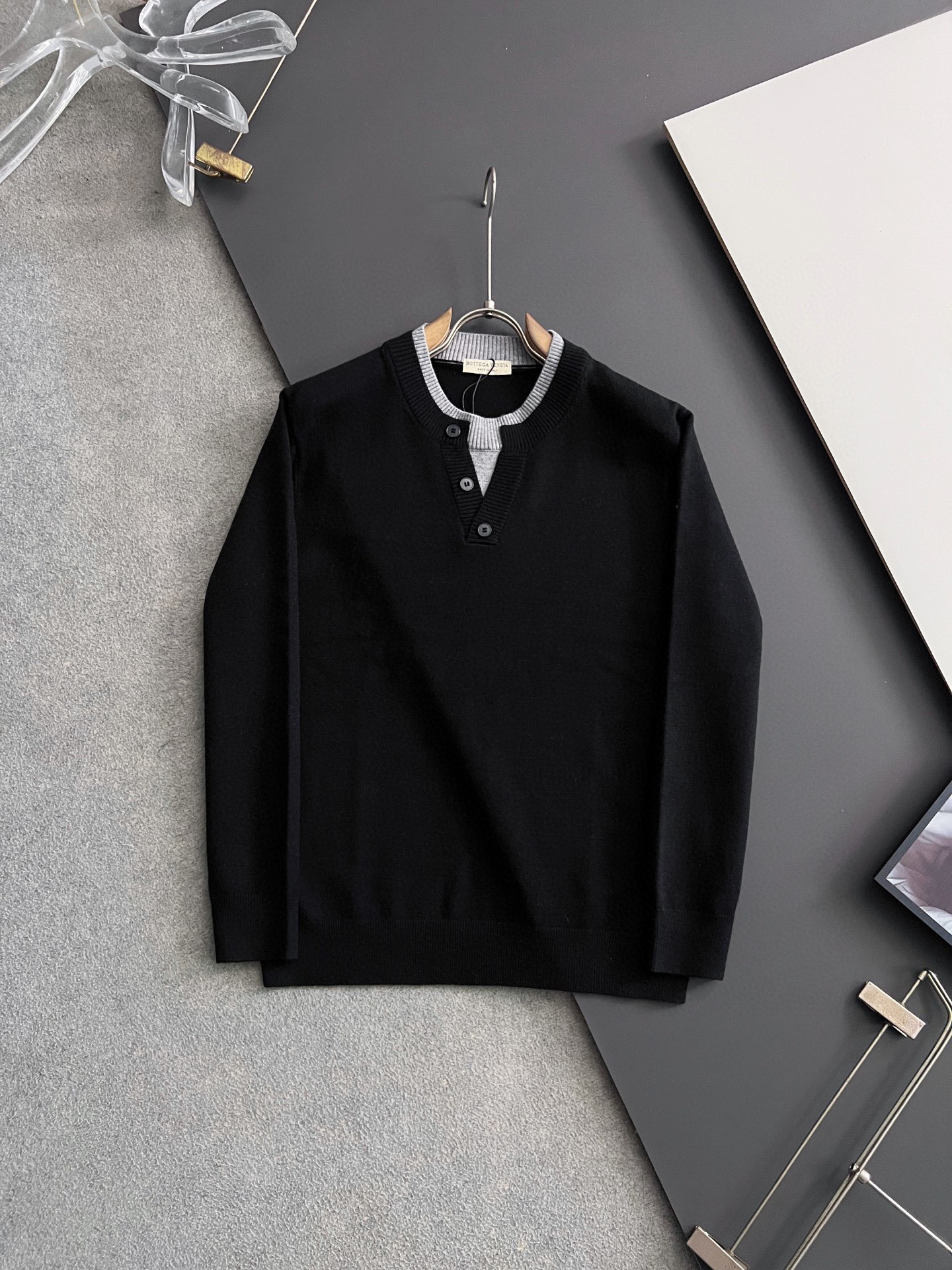 NO:546782,) BV*, 25ss latest autumn and winter fashion sweater 7 knitted thread, the top version of black waffle knitted log0 solid color counter knitted thread round neck pullover, the counter is similar to the top style, fashionable and versatile, the top high-tech style is super good, durable and comfortable, fit size M-XXXL, bottega veneta, sweaters, alexander wang19860909）BV*、25ss最新款秋冬时尚毛衣7针织线、最顶级版黑色华夫格提针织log0纯色专柜款针织线衫圆领套头衫,专柜一摸一样打造顶级款,时尚百搭款,顶级高工艺版型超好,耐穿又舒适,合身尺码M-XXXL,,bottega veneta,sweaters,alexander wang,Men's clothing