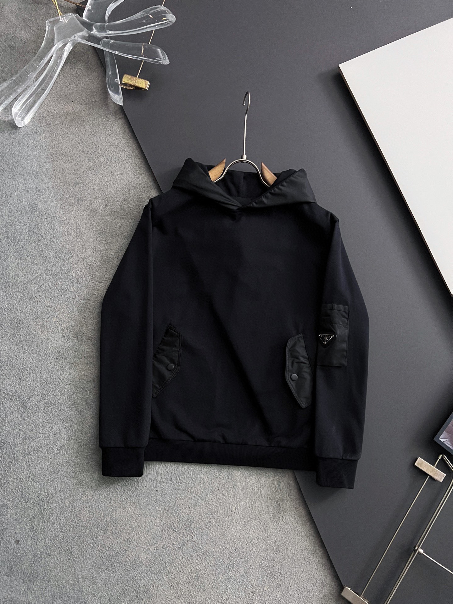 NO:546791,) Prad, 2025Ss autumn and winter new sweatshirt, exquisite craftsmanship round neck style, special pure cotton 400g fabric upgraded washing large terry loops, soft and close-fitting technology fabric, customized original thread, extremely high grade, exquisite craftsmanship, superb upper body, size S- XL,,prada,hoodie,sweatshirts,alexander wang19860909）Prad、2025Ss秋冬新款卫衣,精美工艺圆领款,特制纯棉400克面料升级水洗大毛圈、柔软贴身科技面料,定制原版螺纹,档次极高,工艺精湛,上身帅到爆,尺码S- XL,,prada,hoodie,sweatshirts,alexander wang,Men's clothing