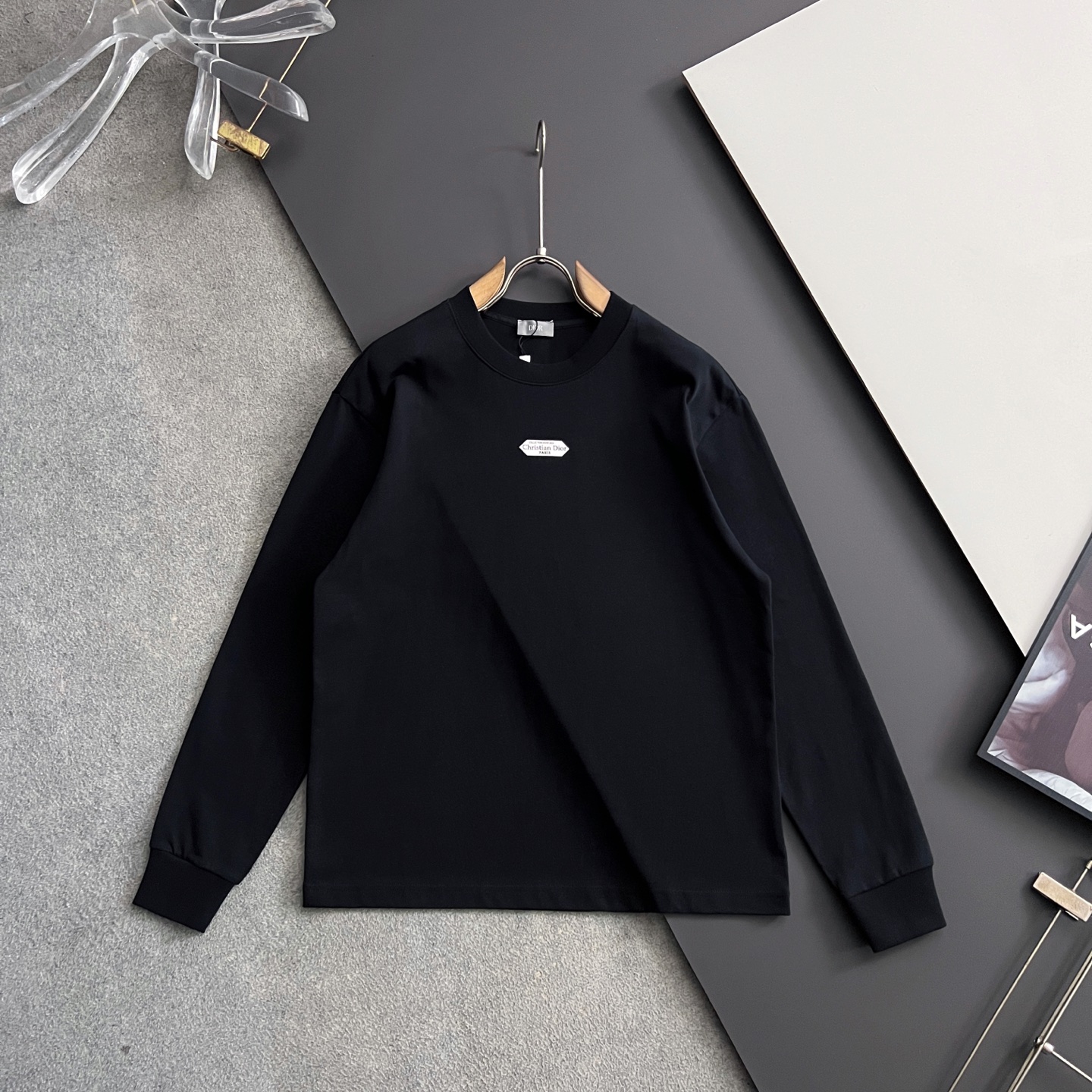 NO:546732,) CD*, 2025 autumn and winter long T base, fashionable and casual round neck long sleeve T-shirt, minimalist letter pattern logo, haute couture pure cotton fabric 270 grams, simple and fashionable, comfortable and versatile upper body, complete three standards, 2 colors recommended, S-3XL S bust 50 shoulder width 44 clothes length 68 sleeve length 62 M bust 52 shoulder width 45.5 clothes length 70 sleeve length 63 L bust 54 shoulder width 47 clothes length 72 sleeve length 64 XL bust 56 shoulder width 48.5 clothes length 74 sleeve length 65 2XL bust 58 shoulder width 50 clothes length 76 sleeve length 66 3XL bust 60 shoulder width 51.5 clothes length 78 sleeve length 67,,tees,t-shirt,alexander wang19860909）CD*,2025秋冬长T打底,时尚休闲圆领长袖T恤,极简风字母图案logo,高定纯棉面料270克,简约时尚,上身舒适百搭,三标齐全,2色推荐,码数S-3XL S胸围50 肩宽44 衣长68 袖长62 M 胸围52 肩宽45.5 衣长70袖长63 L 胸围54 肩宽47 衣长72袖长64 XL 胸围56 肩宽48.5 衣长74袖长65 2XL胸围58 肩宽50 衣长76袖长66 3XL胸围60 肩宽51.5 衣长78袖长67,,tees，t-shirt,alexander wang,Men's clothing