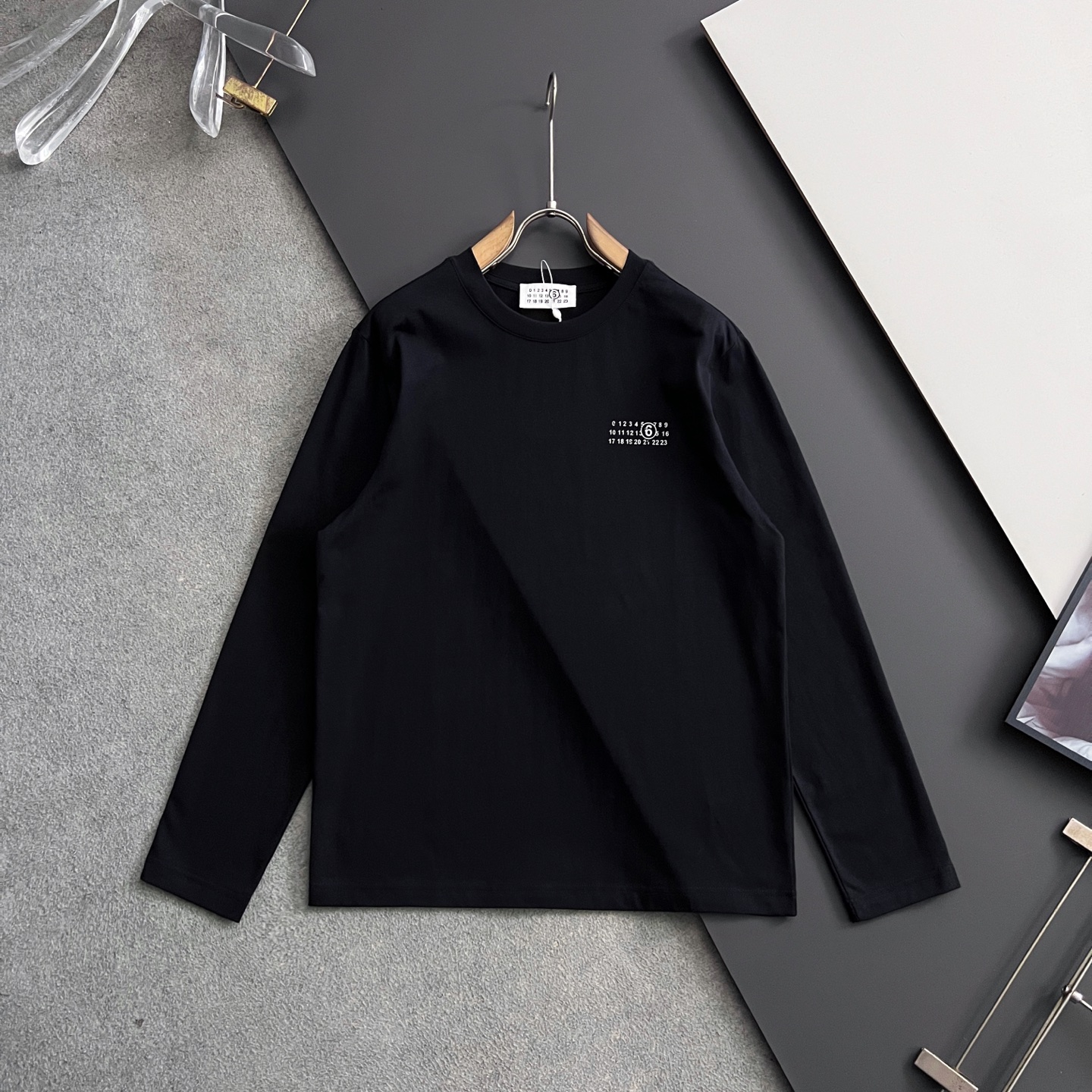 NO:546738,)MM6*, 2025 autumn and winter long T base, fashionable and casual round neck long sleeve T-shirt, minimalist letter pattern logo, haute couture cotton fabric 270 grams, simple and fashionable, comfortable and versatile upper body, complete three standards, 2 colors recommended, S-3XL S bust 50 shoulder width 44 clothes length 68 sleeve length 62 M bust 52 shoulder width 45.5 clothes length 70 sleeve length 63 L bust 54 shoulder width 47 clothes length 72 sleeve length 64 XL bust 56 shoulder width 48.5 clothes length 74 sleeve length 65 2XL bust 58 shoulder width 50 clothes length 76 sleeve length 66 3XL bust 60 shoulder width 51.5 clothes length 78 sleeve length 67,,masion margiela,tees,t-shirt,alexander wang19860909）MM6*,2025秋冬长T打底,时尚休闲圆领长袖T恤,极简风字母图案logo,高定纯棉面料270克,简约时尚,上身舒适百搭,三标齐全,2色推荐,码数S-3XL S胸围50 肩宽44 衣长68 袖长62 M 胸围52 肩宽45.5 衣长70袖长63 L 胸围54 肩宽47 衣长72袖长64 XL 胸围56 肩宽48.5 衣长74袖长65 2XL胸围58 肩宽50 衣长76袖长66 3XL胸围60 肩宽51.5 衣长78袖长67,,masion margiela,tees，t-shirt,alexander wang,Men's clothing