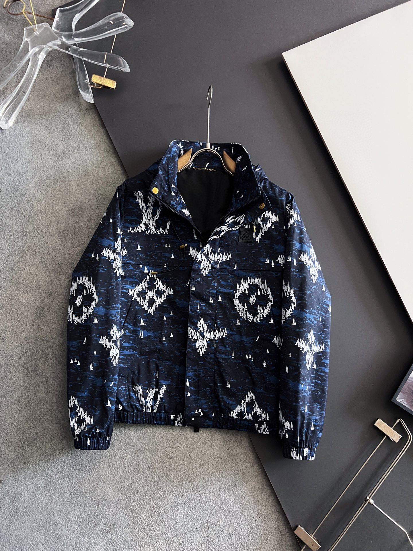 NO:546744,) 1V, 2025ss autumn and winter new styles released donkey brand lapel stand-up collar jacket, which makes you feel comfortable and slim, lazy and casual, combined with clean and simple colors, it is particularly pleasing to look at. It is suitable for daily wear~ I love to launch sports items embellished with vitality prints to welcome the arrival of the warm season. Size 48-56,,louis vuitton,jackets & coats,jackets & coats,alexander wang19860909）1V、2025ss秋冬新款发布驴牌翻领立领夹克外套,穿上就是舒适自在又显瘦的存在,慵懒而随性,结合干净简单的色系就特别耐看,适合日常穿着~倾情推出缀饰活力印花的运动单品,迎接温暖季节的到来. 尺码48-56,,louis vuitton,jackets & coats,jackets & coats,alexander wang,Men's clothing