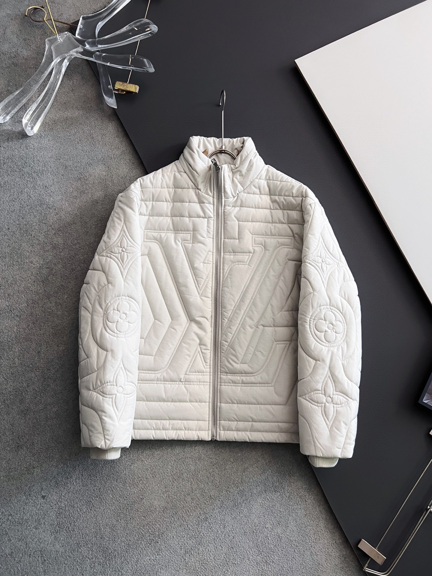 NO:546765,) 1V, 2025AW autumn and winter new diamond-shaped cotton jacket. This diamond-shaped cotton jacket adopts a pleated cotton design, which feels very comfortable. It is not only warm but also high-end. The button-style opening and closing can better highlight the temperament of the clothes. The upper body is fashionable and versatile, and it is in line with everyday outfits. It is one of the must-have items in winter. Highly recommended!  Color: Beige Black Size M-3XL, Jackets & coats,alexander wang19860909）1V、2025AW秋冬新款菱型格棉外套,这款菱型格棉服外套采用裥棉设计,手感非常舒服,不仅保暖还上档次,纽扣式式开合更能凸显衣服的气质,上身时尚百搭,符合日常各种穿搭,是冬季的必备佳品之一.强烈推荐！ 颜色:米色 黑色 尺码M-3XL,,jackets & coats,alexander wang,Men's clothing