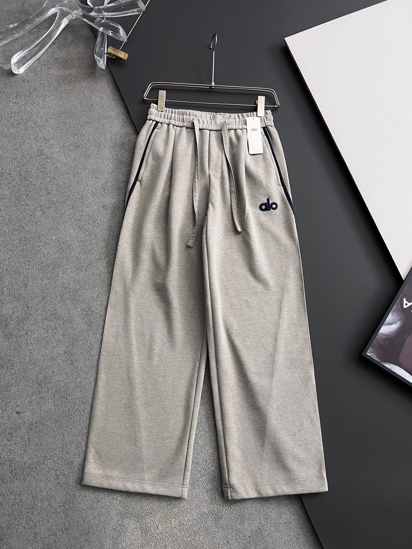 NO:546783,) ALO*, 2025Ss hot casual pants are straight loose and lazy (features soft and loose) A new interpretation of aesthetics, interpreting a rich style of style and fashion style, with a strong sense of detail and design. The classic brand logo is used as a color combination to interpret classic brand fashion, adding luster to the overall shape. Imported fabrics are soft and comfortable. The inner woven surface is flat and breathable, simple and unique charm. European trade channels, Italian overseas warehouse straight hair, and overseas boutique limited sales. 25 spring and summer new casual and fashionable sweatpants, this sweatpants adopt the design of a big brand to create a fashionable and trendy style, with exquisite details and in place, showing super high quality.  The trousers are decorated with iconic brand embroidery to highlight the brand style and create fashionable and diverse styles. The imported fabric is carefully crafted, soft and comfortable, and is a pair of pants that are comfortable for both home and out. You can go out with a casual jacket and sweatshirt~ Size: M-3XL, hoodie, sweatshirts, jackets & coats, alexander wang19860909）ALO*、2025Ss爆款休闲裤直筒宽松慵懒风（特点柔软宽松） 美学的焕新诠释,演绎浓郁的格调型时尚风范,细节感和设计感强悍.经典品牌标识做为色彩搭配,演绎经典的品牌时尚,为整体造型增光添彩.进口面料,柔软舒适.内里织面平整透气性极佳,简洁而富有独特魅力. 欧洲贸易渠道,意大利海外仓直发,海外精品限定销售.25春夏新款休闲时尚卫裤,这款卫裤采用大牌的设计打造时尚潮流感,细节处理精致到位,展现超高的品质. 裤身上点缀标志性品牌标识刺绣,彰显品牌格调,打造时尚多样的造型.进口面料精心打造,柔软舒适,是居家和外出都很舒适的一款裤子,随便搭个外套卫衣就可以出门啦~ 尺码:M-3XL,,hoodie,sweatshirts,jackets & coats,alexander wang,Men's clothing