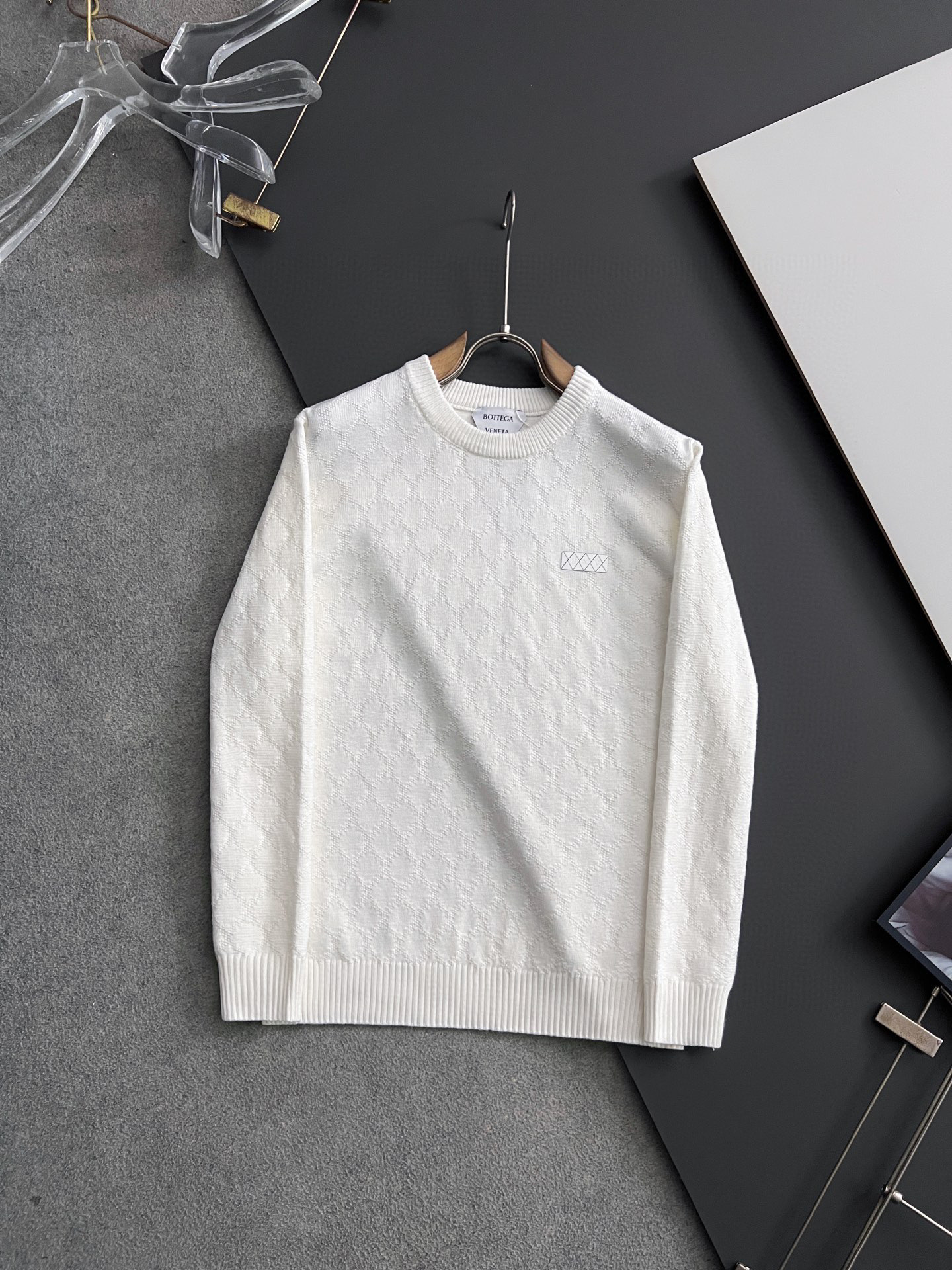 NO:546792,) BV*, 25ss latest autumn and winter fashion sweater 7 knitted thread, the top version of black waffle knitted log0 solid color counter knitted thread round neck pullover, the counter is similar to the top style, fashionable and versatile, the top high-tech style is super good, durable and comfortable, fit size M-XXXL, bottega veneta, sweaters, alexander wang19860909）BV*、25ss最新款秋冬时尚毛衣7针织线、最顶级版黑色华夫格提针织log0纯色专柜款针织线衫圆领套头衫,专柜一摸一样打造顶级款,时尚百搭款,顶级高工艺版型超好,耐穿又舒适,合身尺码M-XXXL,,bottega veneta,sweaters,alexander wang,Men's clothing