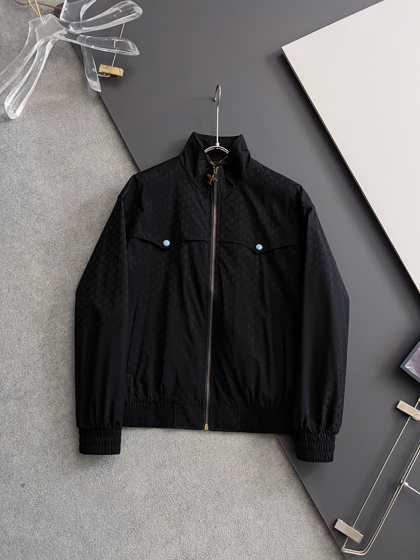 NO:546798,) 1V* 2025 autumn and winter new old-fashion thin cotton jacket Original 1:1 custom hardware accessories are fully imported and customized. Welcome to counter comparison. Super soft Super heavy fabric has a perfect fit. Pay attention to the super comfortable fabric. Exclusive model. Non-market goods. Same size for men and women. M-3XL,, jackets & coats, alexander wang19860909） 1V* 2025秋冬新款老花薄棉夹克 原版1:1订制五金配件全进口原版定制 欢迎专柜对比 超柔软 超级重面料做工杠杠的版型完美 注意面料超舒服 独家款 非市场货 男女同款尺码 M-3XL,,jackets & coats,alexander wang,Men's clothing