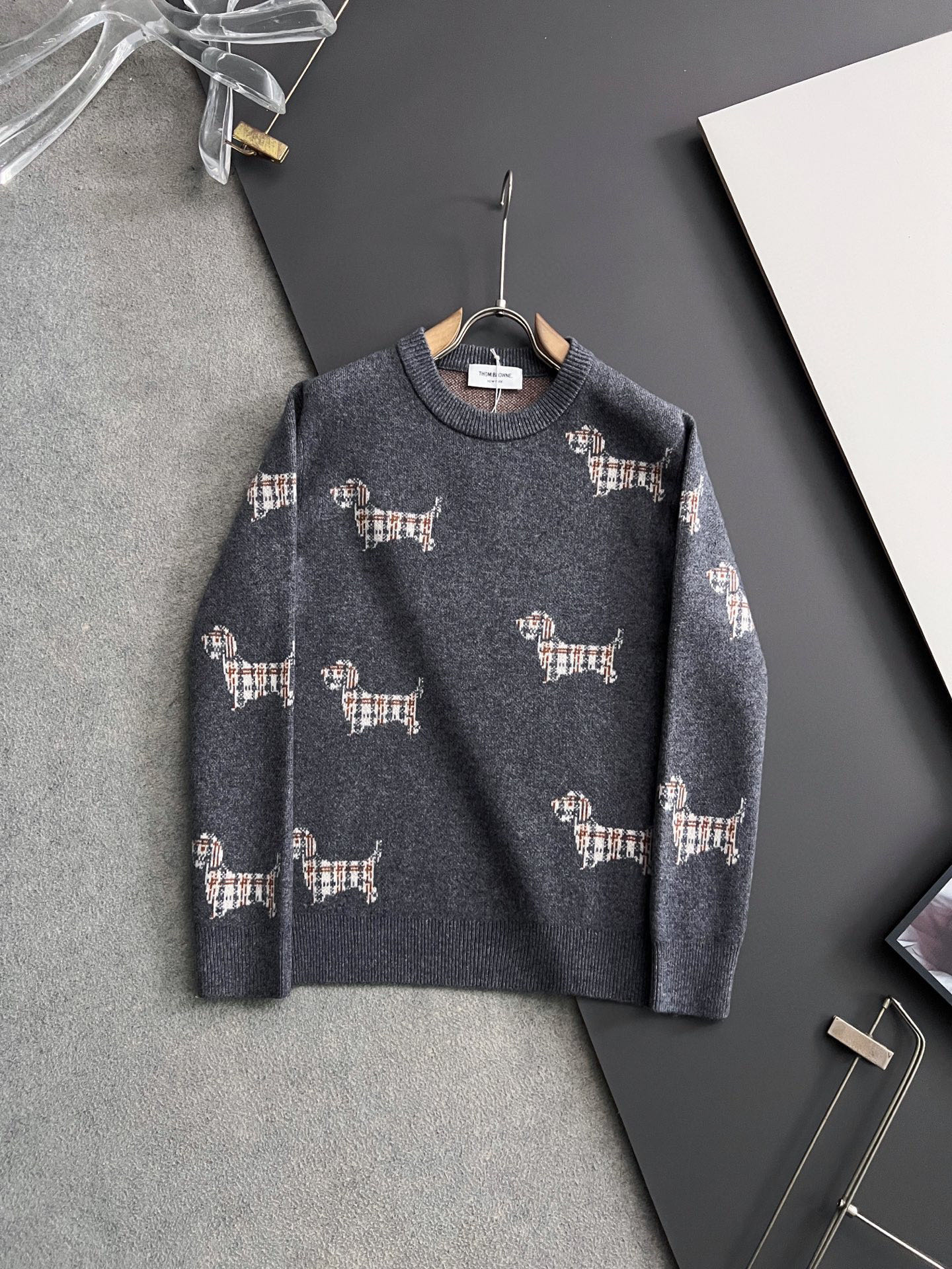 NO:546812,)TB* top version of winter cashmere sweater (wool), this sweater is selected for imported knitted wool material!  The fabric feels thick and soft and dense terry texture, which is warm and comfortable to wear with close body, beautiful colors, eye-catching and fashionable. The unique patterns can definitely make you outstanding among the crowd!  Casual style cut design!  The upper body effect is age-reducing and versatile. Size M-3XL, sweaters, alexander wang19860909）TB*顶级版冬季羊绒衫（绵羊毛）,此款毛衣甄选客供进口针织羊毛材质！面料手感偏厚实,柔软绵密的毛圈肌理,贴身穿着保暖亲肤舒适,色彩靓丽、吸睛时髦度爆棚,与众不同的图案绝对可以让你在人群中出彩万分！休闲版型裁剪设计！上身效果减龄又百搭. 尺码M-3XL,,sweaters,alexander wang,Men's clothing