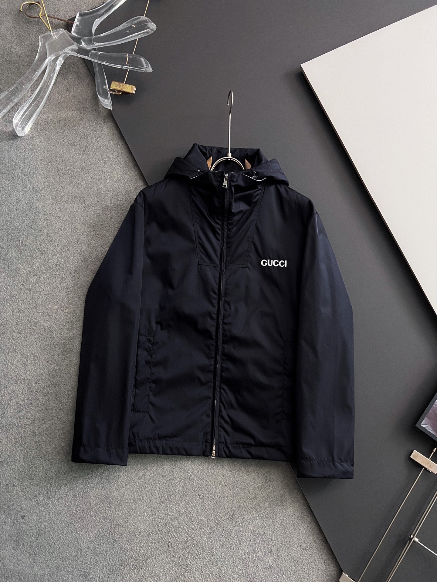 NO:546820,) Gucc* 2025 autumn and winter new presbyopic thin cotton jacket. Original 1:1 customized hardware accessories, all imported and original customization. Welcome to compare at the counter. Super soft, super heavy fabric workmanship, perfect fit. Pay attention to the fabric and super comfortable. Exclusive model. Non-market goods. Same size for men and women. M-3XL,,gucci,jackets & coats,alexander wang19860909） Gucc* 2025秋冬新款老花薄棉夹克 原版1:1订制五金配件全进口原版定制 欢迎专柜对比 超柔软 超级重面料做工杠杠的版型完美 注意面料超舒服 独家款 非市场货 男女同款尺码 M-3XL,,gucci,jackets & coats,alexander wang,Men's clothing