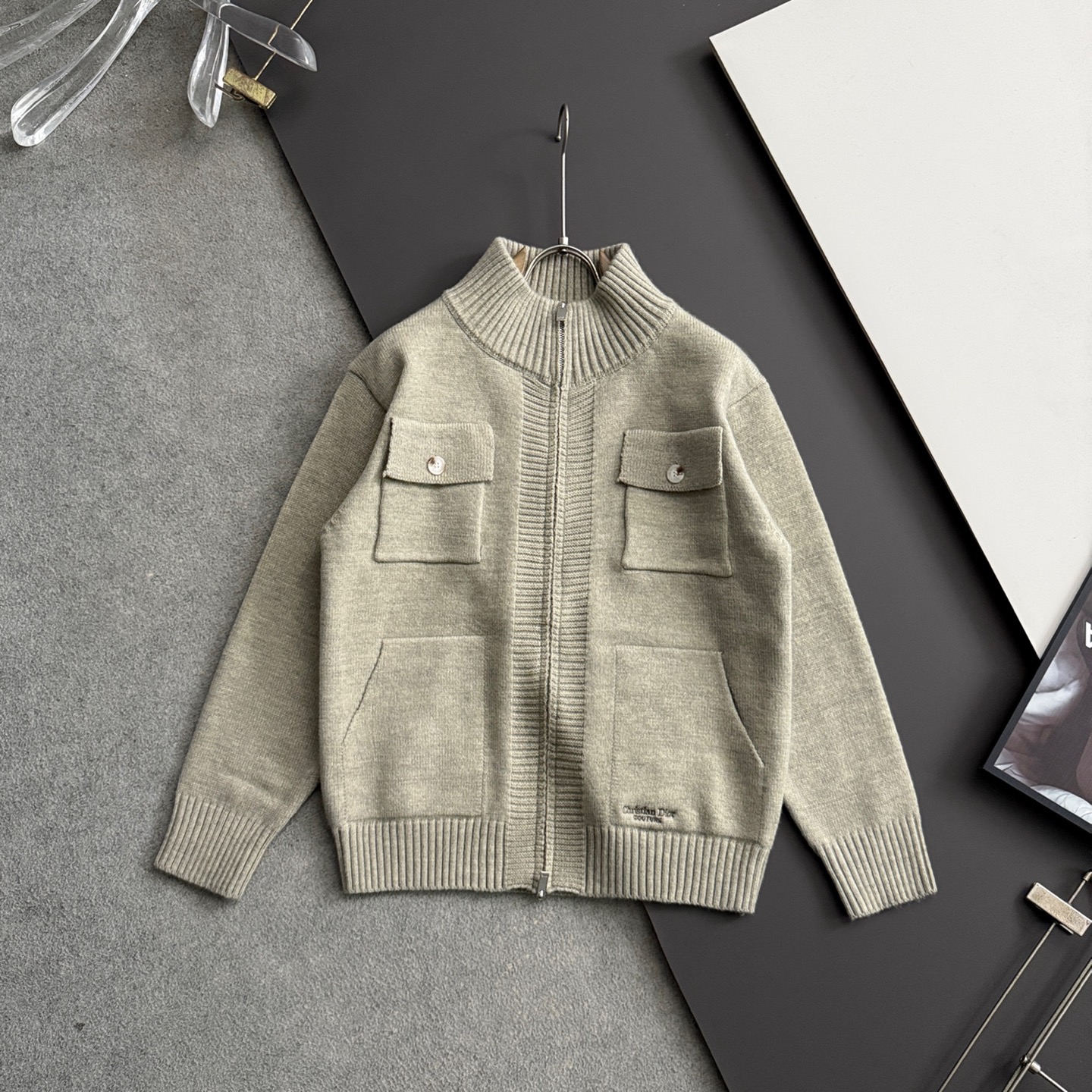 NO:546828,) CD*2025FW exclusive hot autumn and winter new thick knit sweater solid color weaving technology design!  The fabric feels thick and has a certain sense of self-weight, and the soft and dense terry texture is breathable and comfortable to wear with close body. The colors are beautiful, eye-catching and fashionable, and the upper body effect is age-reducing and versatile. Size M-3XL, sweaters, alexander wang19860909）CD*2025FW独家爆款秋冬新款厚织毛衣纯色织法工艺设计！面料手感偏厚实,有一定的自重感,柔软绵密的毛圈肌理,贴身穿着透气亲肤舒适,色彩靓丽、吸睛时髦度爆棚,上身效果减龄又百搭. 尺码M-3XL,,sweaters,alexander wang,Men's clothing