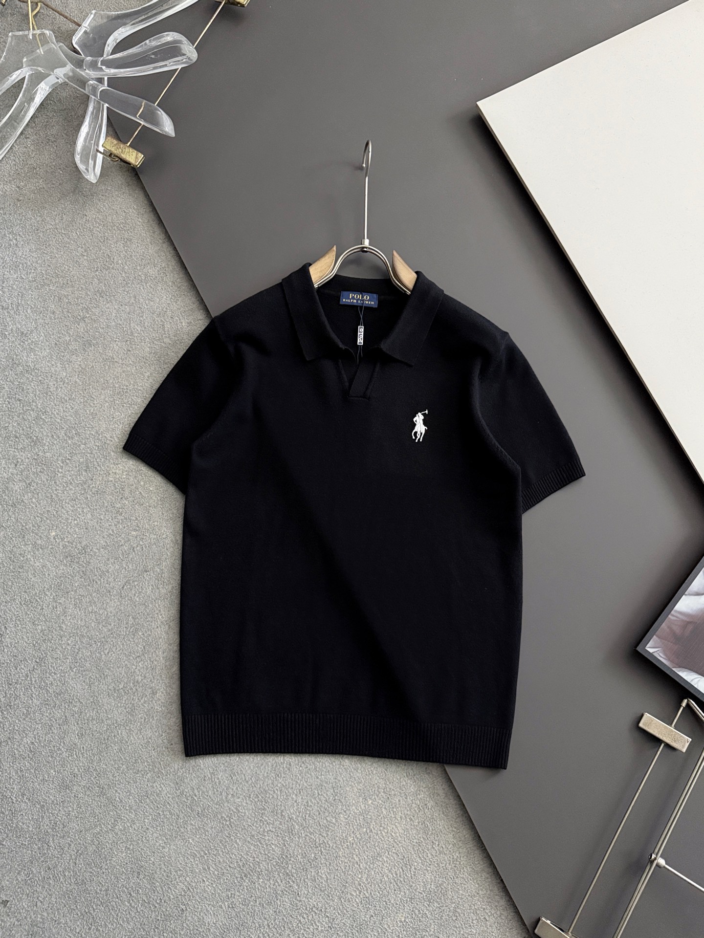 NO:546836,)Polo*·Lavroron 2025 old Qianfeng autumn and winter base sweater!  High-quality imported Italian fabrics, high-density knitted, versatile sweaters, and shirts underwear are all very handsome!  Logo logo!  It is more durable and less likely to deform. It has excellent styles and can be easily held in all styles. It also needs to be collected for the fabrics!  The classic fashion decorations that are sought after every year have become popular all over the world!  Code number M-4XL, sweaters,shirts,alexander wang19860909）Polo*·拉夫劳纶2025款老钱风秋冬打底毛衣！高品质意大利进口面料,高密度针织,百搭毛衣,内搭衬衫都帅气十足！Logo标志！更耐穿更加不易变形,版型极好,各种风格都能轻松HOLD住,冲着版型面料也要收的类型！年年被追捧的经典时尚装饰已经风靡全球！码数M-4XL,,sweaters,shirts,alexander wang,Men's clothing