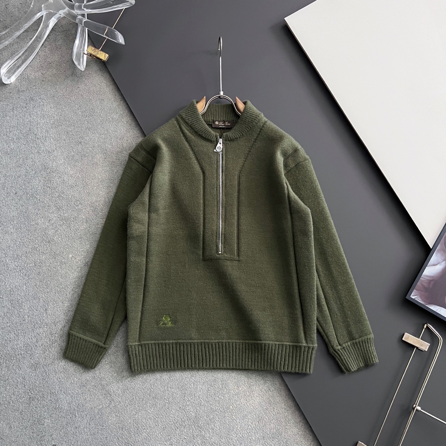 NO:546842,)LP*2025FW exclusive hot autumn and winter new thick knit sweater solid color weaving technology design!  The fabric feels thick and has a certain sense of self-weight, soft and dense terry texture, which is breathable and skin-friendly and comfortable to wear, beautiful colors, eye-catching and fashionable, and the upper body effect is age-reducing and versatile. Size M-3XL, loro piano, sweaters, alexander wang19860909）LP*2025FW独家爆款秋冬新款厚织毛衣纯色织法工艺设计！面料手感偏厚实,有一定的自重感,柔软绵密的毛圈肌理,贴身穿着透气亲肤舒适,色彩靓丽、吸睛时髦度爆棚,上身效果减龄又百搭. 尺码M-3XL,,loro piana,sweaters,alexander wang,Men's clothing