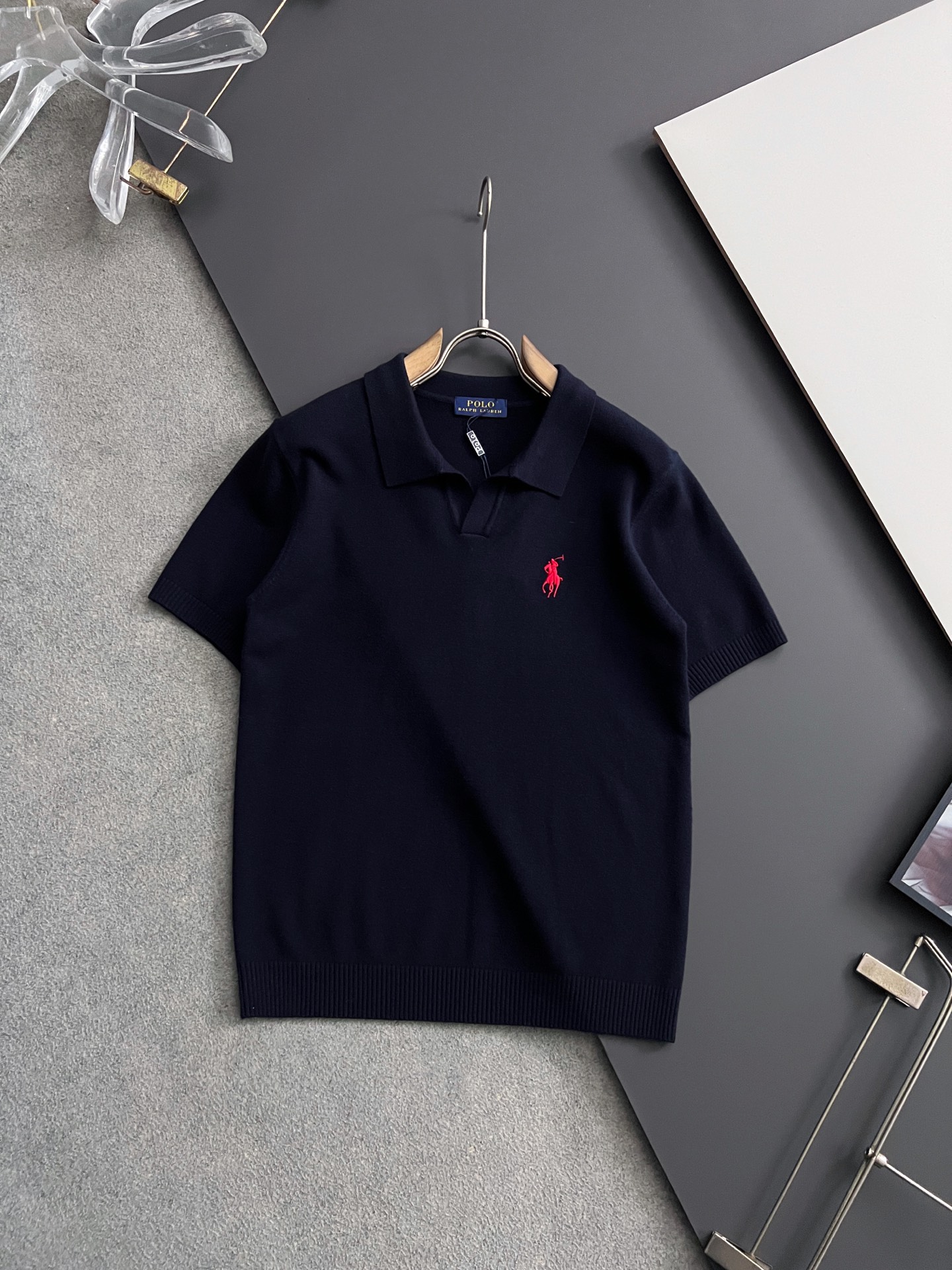 NO:546847,)Polo*·Lavroron 2025 old Qianfeng autumn and winter base sweater!  High-quality imported Italian fabrics, high-density knitted, versatile sweaters, and shirts underwear are all very handsome!  Logo logo!  It is more durable and less likely to deform. It has excellent styles and can be easily held in all styles. It also needs to be collected for the fabrics!  The classic fashion decorations that are sought after every year have become popular all over the world!  Code number M-4XL, sweaters,shirts,alexander wang19860909）Polo*·拉夫劳纶2025款老钱风秋冬打底毛衣！高品质意大利进口面料,高密度针织,百搭毛衣,内搭衬衫都帅气十足！Logo标志！更耐穿更加不易变形,版型极好,各种风格都能轻松HOLD住,冲着版型面料也要收的类型！年年被追捧的经典时尚装饰已经风靡全球！码数M-4XL,,sweaters,shirts,alexander wang,Men's clothing