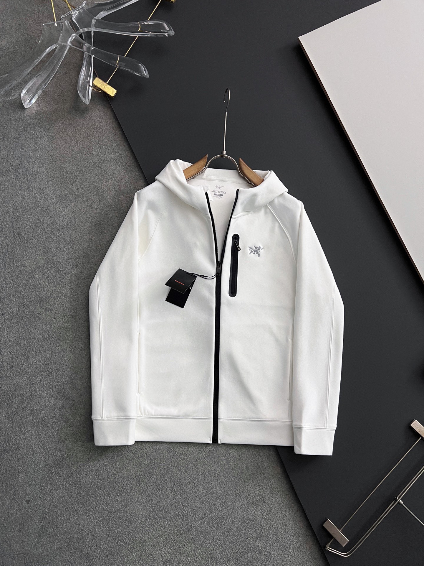 NO:548451,) The ancestor *2025Ss early spring new cotton jacket small jacket!  The texture and fabric are perfect and versatile and unscrupulous. Professional antibacterial and anti-static, far-infrared heating technology fabric, with suede inside, hooded design, smooth and smooth texture. Fully sealed zippered pocket has excellent breathability and thermal tone, close and comfortable, and has enough temperature locking and keeping warm. Anyone with the upper body is handsome and versatile. Size M-4XL.,, jackets & coats, jackets & coats, hats, alexander wang19860909）始祖*2025Ss早春新款棉夹克小外套！质感与面料完美到爆基础百搭不挑人的款式,专业抗菌防静电、远红外升温科技面料,内附绒面,连帽设计质感五金顺滑流畅,全封胶拉链口袋拥有出色的透气性和热调性、贴身舒适,具有足够锁温保暖的效果,任谁上身都是帅气无敌,又百搭通勤.尺码M-4XL.,,jackets & coats,jackets & coats,hats,alexander wang,Men's clothing