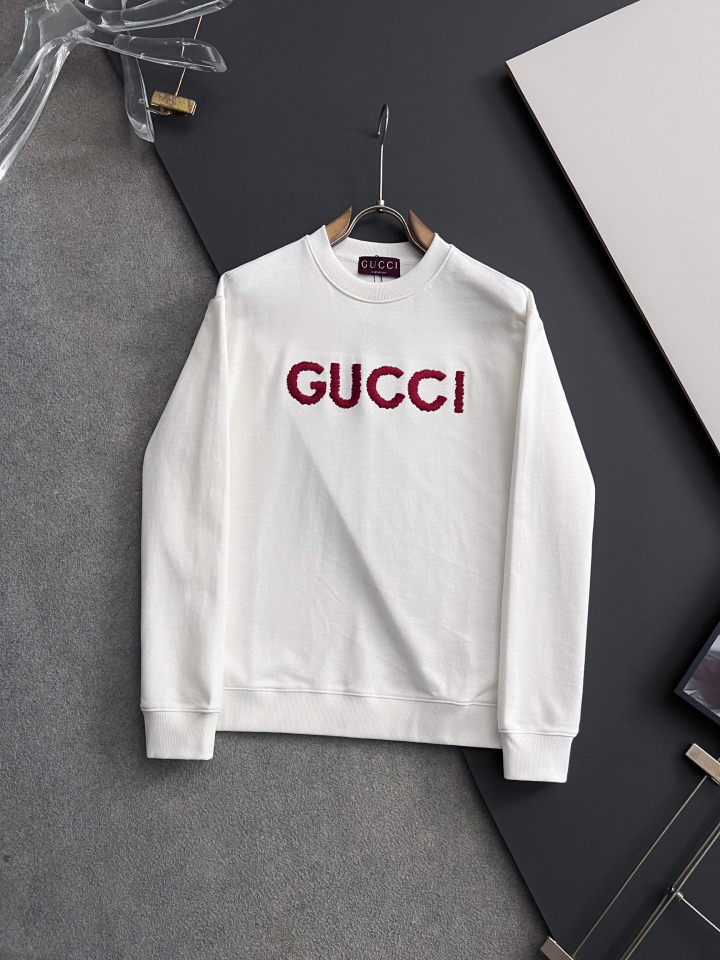 NO:548457,) Gucc, 2025Ss autumn and winter new sweatshirt, exquisite craft round neck style, special pure cotton 400g fabric upgraded washing large terry loops, soft and close-fitting technology fabric, customized original thread, extremely high grade, exquisite craftsmanship, and handsome upper body, size S-XXL, gucci, hoodie, sweatshirts, alexander wang19860909）Gucc、2025Ss秋冬新款卫衣,精美工艺圆领款,特制纯棉400克面料升级水洗大毛圈、柔软贴身科技面料,定制原版螺纹,档次极高,工艺精湛,上身帅到爆,尺码S-XXL,,gucci,hoodie,sweatshirts,alexander wang,Men's clothing