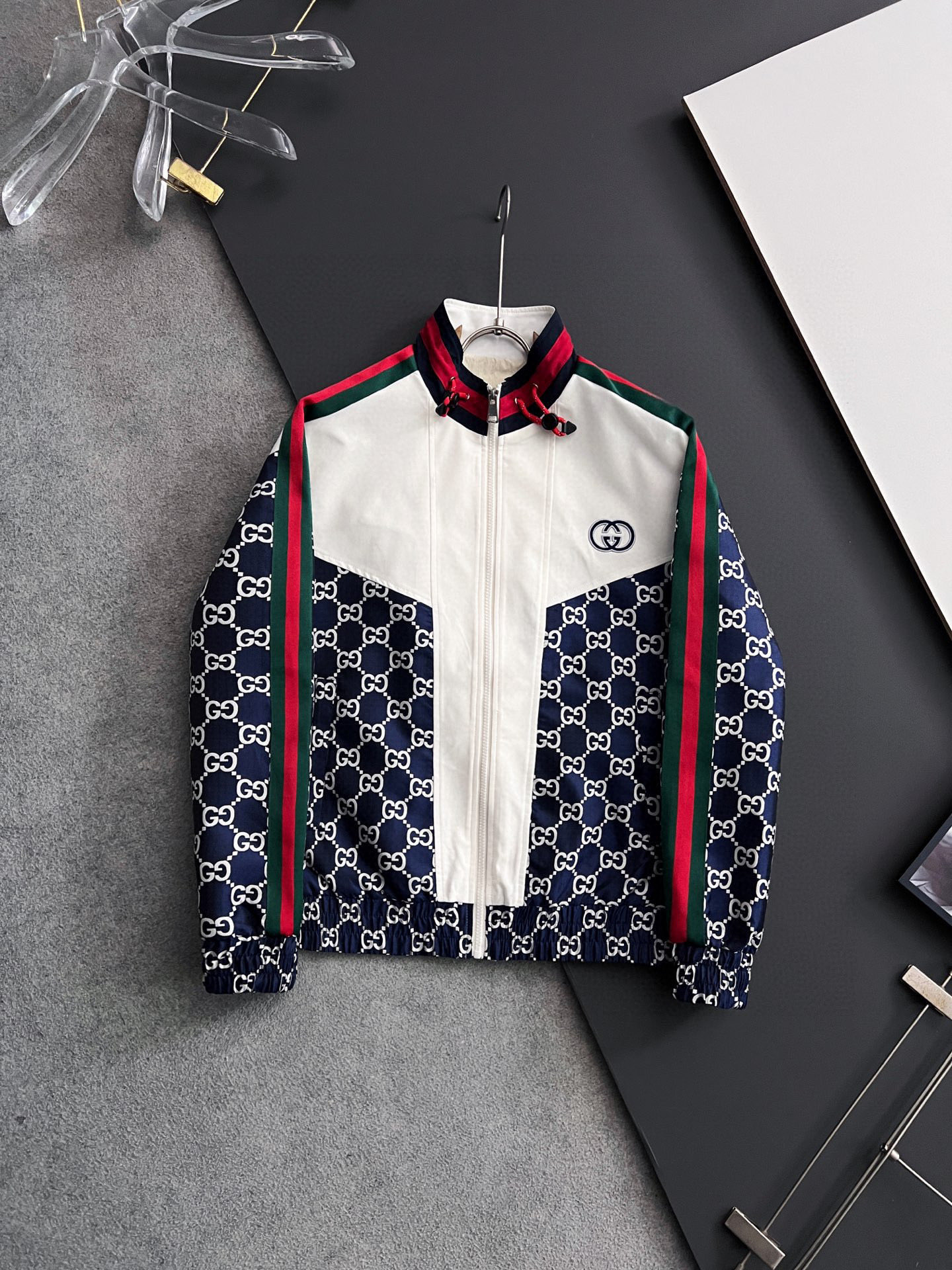 NO:548417,)Gucc* The same style on the official website, complete three standards, and is released in advance. 2025ss Spring new men's jacket, original three standards, high-end version, customized counter fabric, breathable and comfortable, impeccable details, brand element design concept, reflecting high quality. The feel is delicate and soft, presents casual cut, and the upper body style is superb. Number of 48-56,,gucci,jackets & coats,jackets & coats,alexander wang19860909）Gucc* 官网同款,三标齐全,提前发售 2025ss春季新款男士夹克外套,原单三标齐全高端版本 专柜定制面料 透气舒适度高,细节无可挑剔,品牌元素设计理念,体现高品质.手感细腻柔软 呈现休闲裁剪,上身版型超赞 码数48-56,,gucci,jackets & coats,jackets & coats,alexander wang,Men's clothing