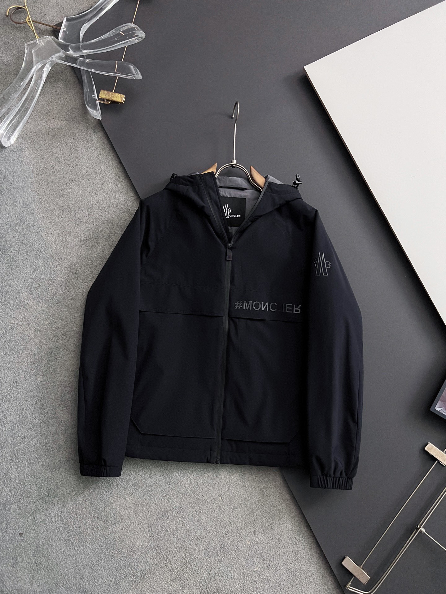 NO:548421,) Moncle*2025 early autumn men's high-end fashion hooded outdoor jacket jacket, official counter main display, Hong Kong foreign business channels, outdoor must-have items, exclusively for sale. On the basis of minimalism, it creates extraordinary creativity, and uses clever design techniques to innovate elsewhere. The front design is broken and contradictory cloth, forming a strong hedge, and the visual effect is unique. The chest decoration is printed with a brand LOGO, which is simple and atmospheric, demonstrating the brand identity and status. The sleeves are equipped with the brand's exclusive design, which echoes the front chest printing, which is both sporty and fashionable!  It has a distinct recognition, showing the vitality of the city, and is highly shaped and practical!  The fabric is made of Japanese Toray company customized fabric (a first-line luxury clothing royal fabric manufacturer) with waterproof and windproof characteristics, both comfort and breathability, the upper body is light and burden-free, the hooded design has a strong sense of detail and quality. All auxiliary materials are supplied by customers and all auxiliary materials are engraved with a brand logo, which is very expensive, luxurious and high-end!  The details show the ingenious craftsmanship, the auxiliary materials are all supplied to customers, and the workmanship is extremely rigorous and sophisticated. The outline structure of the whole body continues the basic form of the M family, expressing the simple and atmospheric characteristics in place, with a full upper body shape, which can easily control various body shapes, and the outfit meets the needs of the transition season!  Size 48-56.,,jackets & coats,jackets & coats,hats,alexander wang19860909）Moncle*2025早秋男士高端时装款连帽户外夹克外套,官方专柜主推展示,香港洋行渠道,户外必选单品,独家出售. 在极简的基础上洐生出非凡的创意,用巧妙的设计手法进行别处一格的创新,前幅设计破缝拼接撞色布,形成强烈的对冲,设觉效果别具一格,胸前饰印有品牌LOGO,简单大气,彰显品牌身份地位. 袖子搭载品牌专属章仔设计,与前胸印花形成呼应,即运动又时尚！辨识度鲜明,尽显都市活力色彩,且塑造性和实穿性极高！ 面料选用日本东丽公司订制面料（一线奢侈品成衣御用面料商）具备防水防风特性,舒适性与透气性兼备,上身轻便且无负担感,连帽的设计,整体细节品质感超强,辅料全系客供,全客供辅料,都刻有品牌LOGO, 非常贵奢高级！ 细节之处尽显匠心工艺,辅料皆为客供,做工极为严谨考究,通体的轮廓构造延续了M家族基础形态,将简约大气的特征表现到位,上身型款十足,轻松驾驭各种身型,穿搭符合过渡季的需求！尺码48-56.,,jackets & coats,jackets & coats,hats,alexander wang,Men's clothing