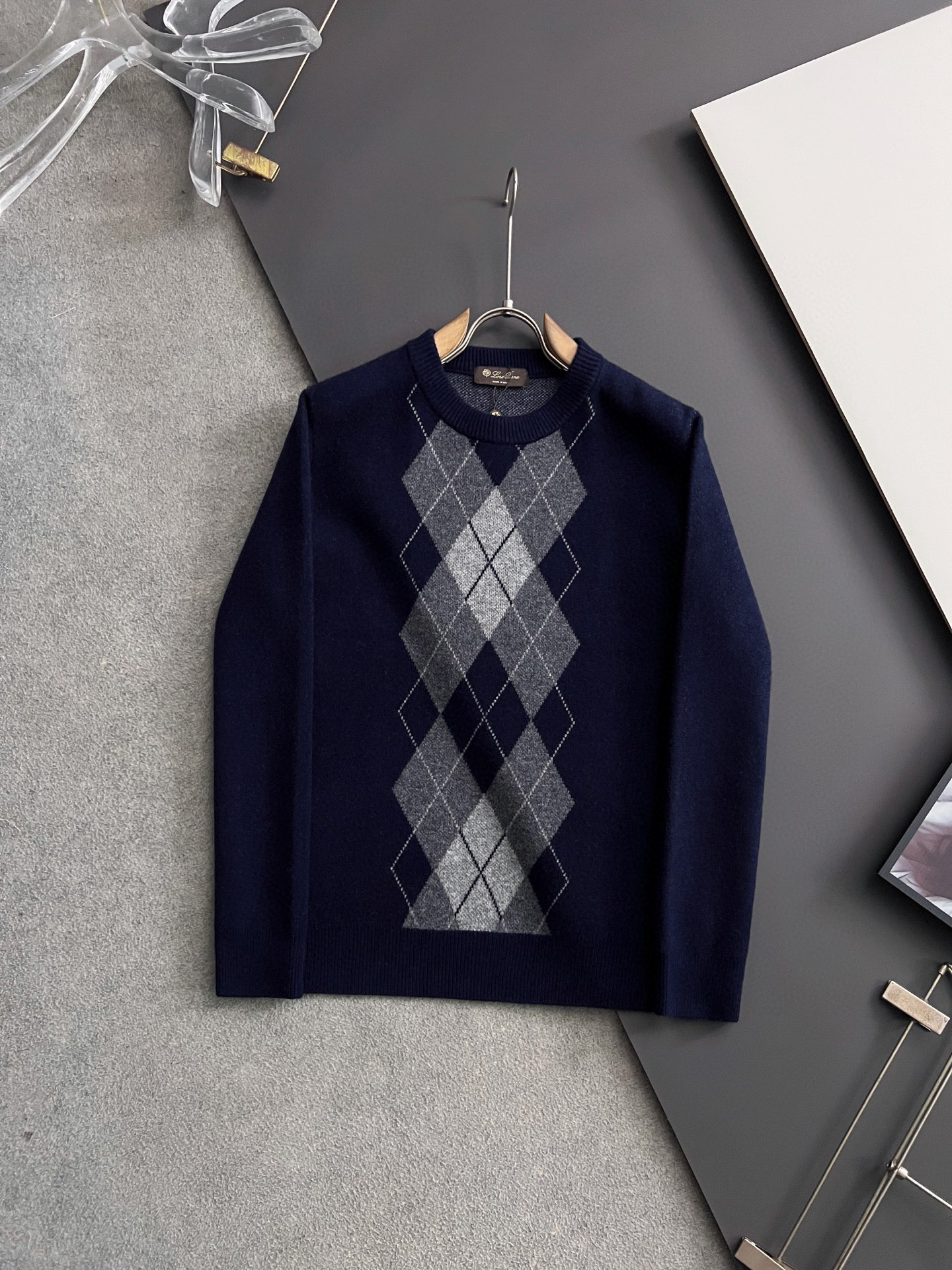 NO:548425,)LP* top version of Baroque winter cashmere sweater (wool), this sweater is selected for imported knitted wool material!  The fabric feels thick and soft and dense terry texture, which is warm and comfortable to wear with close body, beautiful colors, eye-catching and fashionable. The unique patterns can definitely make you outstanding among the crowd!  Casual style cut design!  The upper body effect is age-reducing and versatile. Size M-3XL, loro piano, sweaters, alexander wang19860909）LP*顶级版巴洛克风冬季羊绒衫（绵羊毛）,此款毛衣甄选客供进口针织羊毛材质！面料手感偏厚实,柔软绵密的毛圈肌理,贴身穿着保暖亲肤舒适,色彩靓丽、吸睛时髦度爆棚,与众不同的图案绝对可以让你在人群中出彩万分！休闲版型裁剪设计！上身效果减龄又百搭. 尺码M-3XL,,loro piana,sweaters,alexander wang,Men's clothing