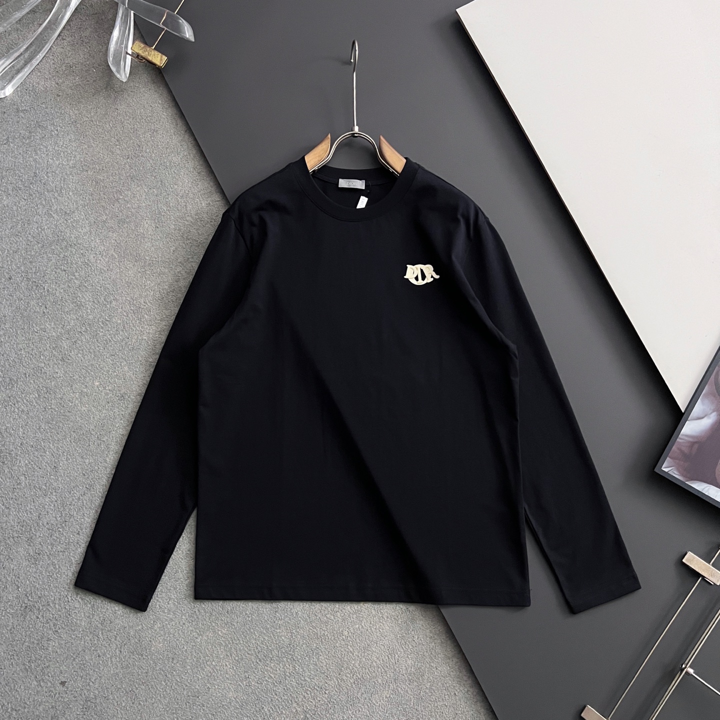 NO:548429,) CD*, 2025 autumn and winter long T base, fashionable and casual round neck long sleeve T-shirt, minimalist letter pattern logo, haute couture pure cotton fabric 270 grams, simple and fashionable, comfortable and versatile upper body, complete three standards, 2 colors recommended, S-3XL S bust 50 shoulder width 44 clothes length 68 sleeve length 62 M bust 52 shoulder width 45.5 clothes length 70 sleeve length 63 L bust 54 shoulder width 47 clothes length 72 sleeve length 64 XL bust 56 shoulder width 48.5 clothes length 74 sleeve length 65 2XL bust 58 shoulder width 50 clothes length 76 sleeve length 66 3XL bust 60 shoulder width 51.5 clothes length 78 sleeve length 67,,tees,t-shirt,alexander wang19860909）CD*,2025秋冬长T打底,时尚休闲圆领长袖T恤,极简风字母图案logo,高定纯棉面料270克,简约时尚,上身舒适百搭,三标齐全,2色推荐,码数S-3XL S胸围50 肩宽44 衣长68 袖长62 M 胸围52 肩宽45.5 衣长70袖长63 L 胸围54 肩宽47 衣长72袖长64 XL 胸围56 肩宽48.5 衣长74袖长65 2XL胸围58 肩宽50 衣长76袖长66 3XL胸围60 肩宽51.5 衣长78袖长67,,tees，t-shirt,alexander wang,Men's clothing