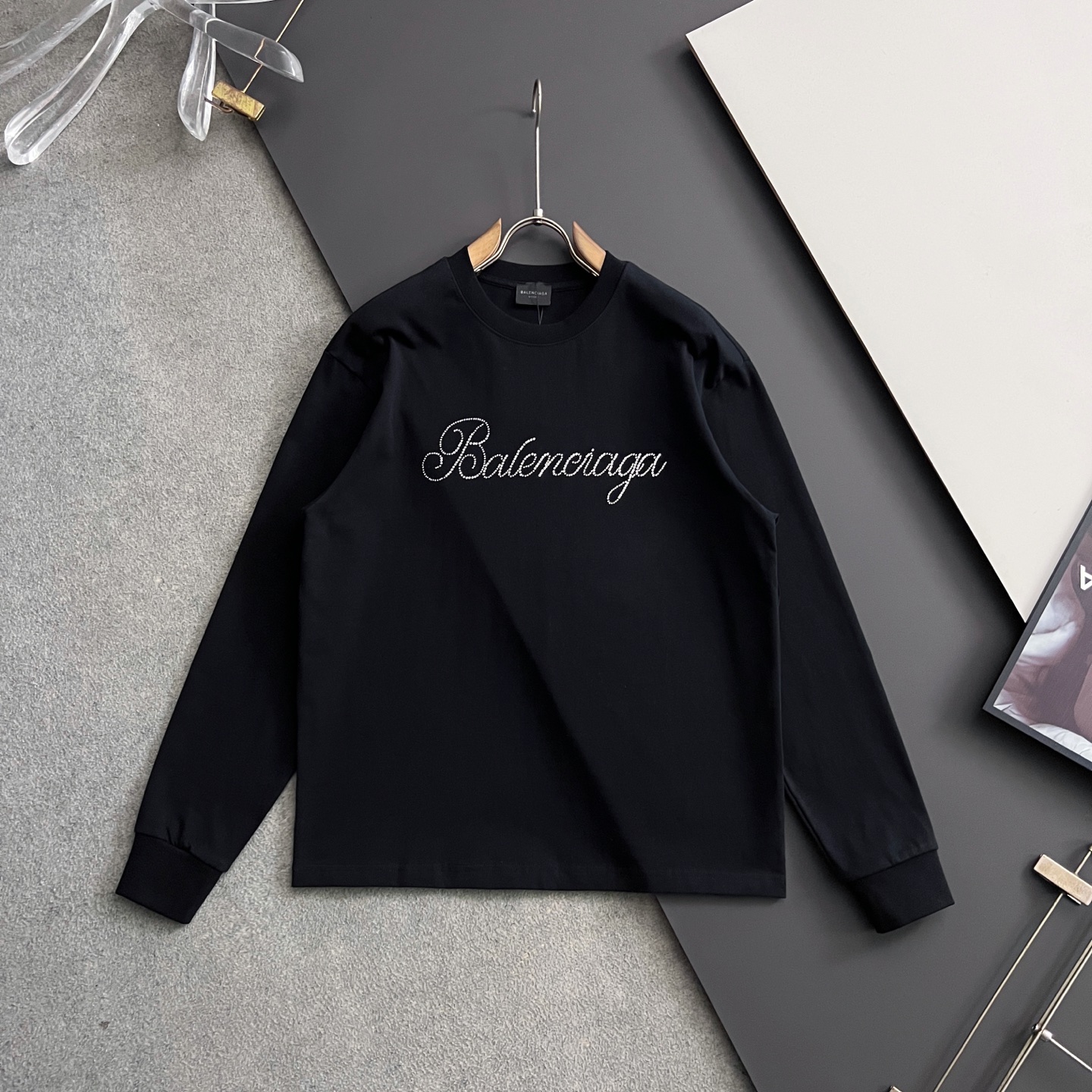 NO:548434,) Bal*, 2025 autumn and winter long T base, fashionable and casual round neck long-sleeved T-shirt, minimalist letter pattern logo, high-definition pure cotton fabric 270 grams, simple and fashionable, comfortable and versatile upper body, complete three labels, 2 colors recommended, size S-3XL  Shoulder width 52.5 Dress length 71 Sleeve length 6219860909）Bal*,2025秋冬长T打底,时尚休闲圆领长袖T恤,极简风字母图案logo,高定纯棉面料270克,简约时尚,上身舒适百搭,三标齐全,2色推荐,码数S-3XL S胸围53 肩宽49.5 衣长67 袖长60 M 胸围55 肩宽51 衣长69袖长61 L 胸围57 肩宽52.5 衣长71袖长62 XL 胸围59 肩宽54 衣长73袖长63 2XL胸围61 肩宽55.5 衣长75袖长64 3XL胸围63 肩宽57 衣长77袖长65,,tees，t-shirt,alexander wang,Men's clothing