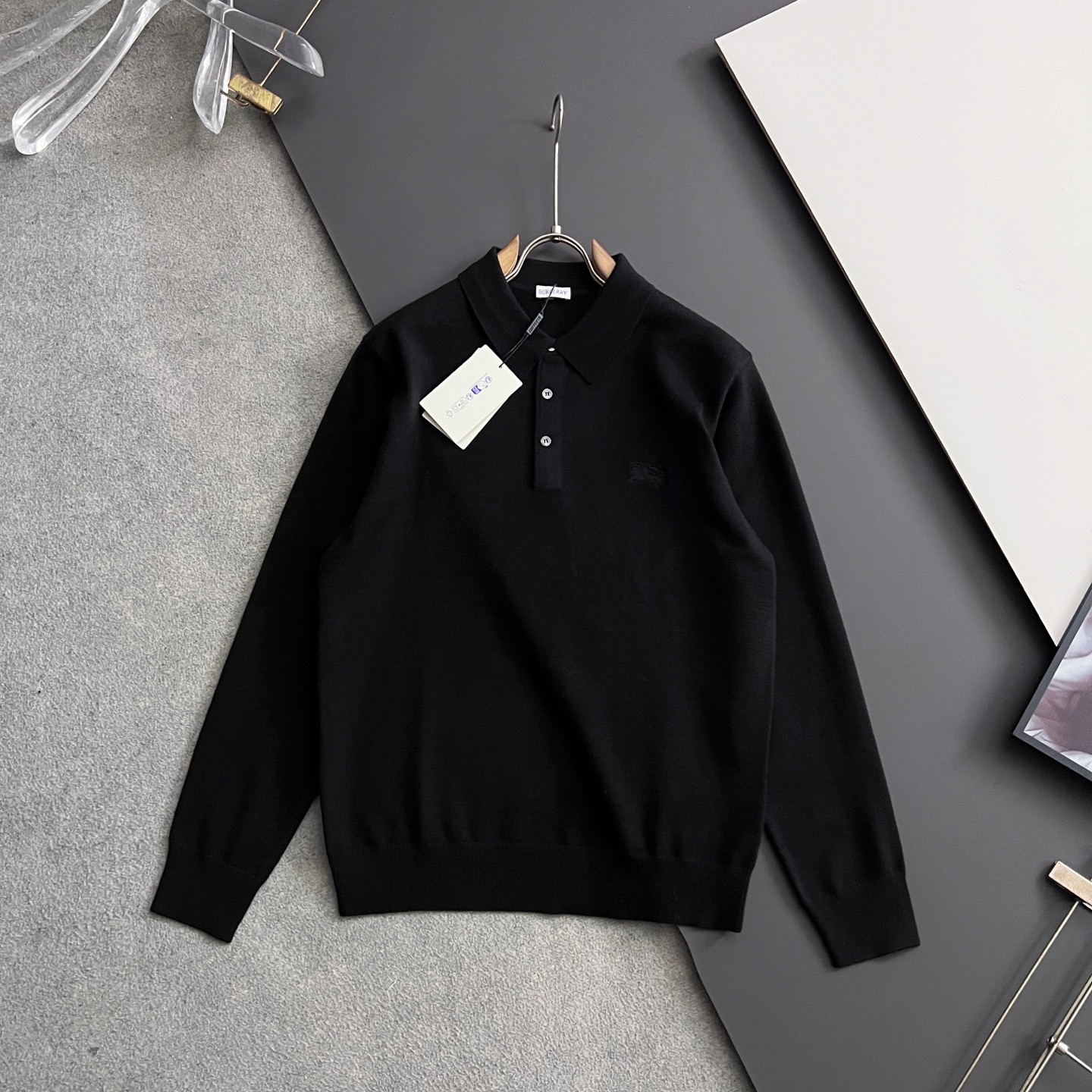 NO:548440,) Bur*·25FW autumn and winter base lapel sweater!  High-quality imported Italian fabrics, high-density knitted, versatile sweaters, and shirts underwear are all very handsome!  Logo logo!  It is more durable and less likely to deform. It has excellent styles and can be easily held in all styles. It also needs to be collected for the fabrics!  The classic fashion decorations that are sought after every year have become popular all over the world!  Count M-3XL M bust 53 Shoulder width 44 Clothes length 70 Sleeve length 62 L bust 55 Shoulder width 46 Clothes length 72 Sleeve length 63 XL bust 57 Shoulder width 48 Clothes length 74 Sleeve length 64 2XL bust 59 Shoulder width 50 Clothes length 76 Sleeve length 65 3XL bust 61 Shoulder width 52 Clothes length 77 Sleeve length 66,,burberry,sweaters,shirts,alexander wang19860909）Bur*·25FW秋冬打底翻领毛衣！高品质意大利进口面料,高密度针织,百搭毛衣,内搭衬衫都帅气十足！Logo标志！更耐穿更加不易变形,版型极好,各种风格都能轻松HOLD住,冲着版型面料也要收的类型！年年被追捧的经典时尚装饰已经风靡全球！码数M-3XL M胸围53 肩宽44 衣长70 袖长62 L胸围55 肩宽46 衣长72 袖长63 XL胸围57 肩宽48 衣长74 袖长64 2XL胸围59 肩宽50 衣长76 袖长65 3XL胸围61 肩宽52 衣长77 袖长66,,burberry,sweaters,shirts,alexander wang,Men's clothing