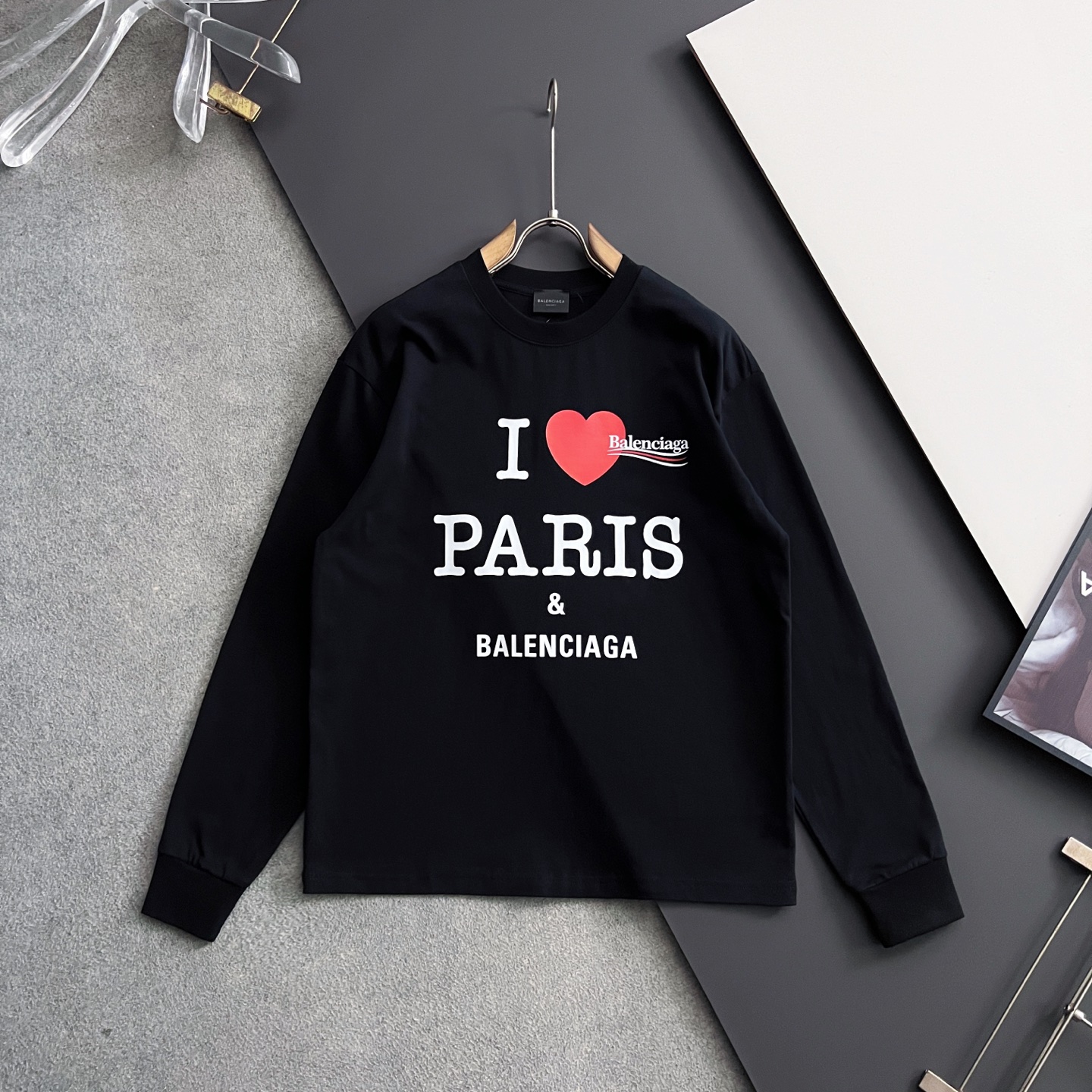 NO:548446,)Bal*, 2025 autumn and winter long T base, fashionable and casual round neck long sleeve T-shirt, minimalist letter pattern logo, haute cotton fabric 270 grams, simple and fashionable, comfortable and versatile upper body, complete three standards, 2 colors recommended, S-3XL S bust 53 shoulder width 49.5 Clothes 67 sleeve length 60 M bust 55 shoulder width 51 Clothes 69 sleeve length 61 L bust 57 shoulder width 52.5 Clothes 71 sleeve length 62 XL bust 59 shoulder width 54 Clothes 73 sleeve length 63 2XL bust 61 shoulder width 55.5 Clothes 75 sleeve length 64 3XL bust 63 shoulder width 57 Clothes 77 sleeve length 65,,tees, t-shirt,alexander wang19860909）Bal*,2025秋冬长T打底,时尚休闲圆领长袖T恤,极简风字母图案logo,高定纯棉面料270克,简约时尚,上身舒适百搭,三标齐全,2色推荐,码数S-3XL S胸围53 肩宽49.5 衣长67 袖长60 M 胸围55 肩宽51 衣长69袖长61 L 胸围57 肩宽52.5 衣长71袖长62 XL 胸围59 肩宽54 衣长73袖长63 2XL胸围61 肩宽55.5 衣长75袖长64 3XL胸围63 肩宽57 衣长77袖长65,,tees，t-shirt,alexander wang,Men's clothing