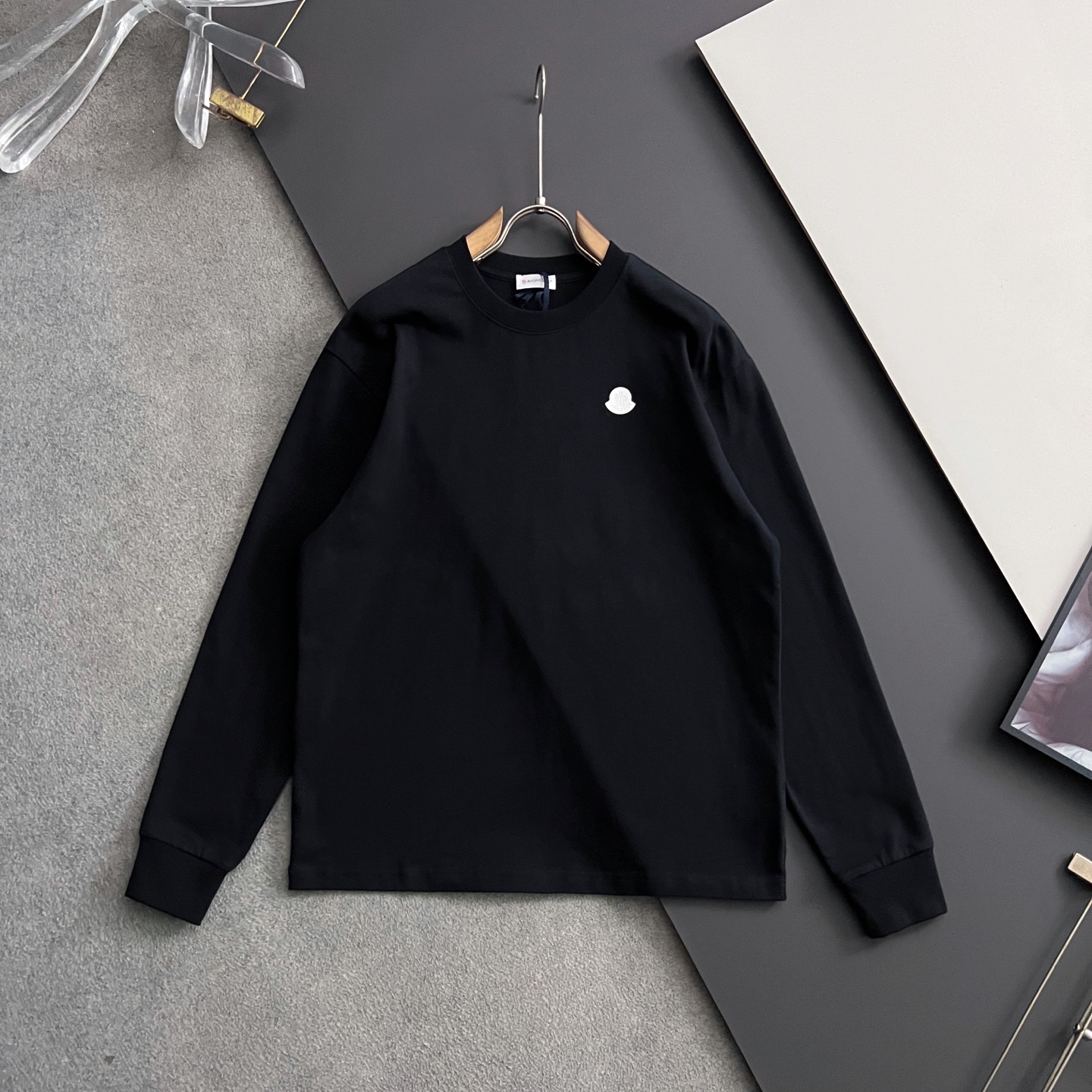 NO:548452,) Moncle*, 2025 autumn and winter long T base, fashionable and casual round neck long sleeve T-shirt, minimalist letter pattern logo, haute couture cotton fabric 270 grams, simple and fashionable, comfortable and versatile upper body, complete three standards, 2 colors recommended, S-3XL S bust 53 shoulder width 49.5 Clothes 67 sleeve length 60 M bust 55 shoulder width 51 Clothes 69 sleeve length 61 L bust 57 shoulder width 52.5 Clothes 71 sleeve length 62 XL bust 59 shoulder width 54 Clothes 73 sleeve length 63 2XL bust 61 shoulder width 55.5 Clothes 75 sleeve length 64 3XL bust 63 shoulder width 57 Clothes 77 sleeve length 65,,tees, t-shirt,alexander wang19860909）Moncle*,2025秋冬长T打底,时尚休闲圆领长袖T恤,极简风字母图案logo,高定纯棉面料270克,简约时尚,上身舒适百搭,三标齐全,2色推荐,码数S-3XL S胸围53 肩宽49.5 衣长67 袖长60 M 胸围55 肩宽51 衣长69袖长61 L 胸围57 肩宽52.5 衣长71袖长62 XL 胸围59 肩宽54 衣长73袖长63 2XL胸围61 肩宽55.5 衣长75袖长64 3XL胸围63 肩宽57 衣长77袖长65,,tees，t-shirt,alexander wang,Men's clothing