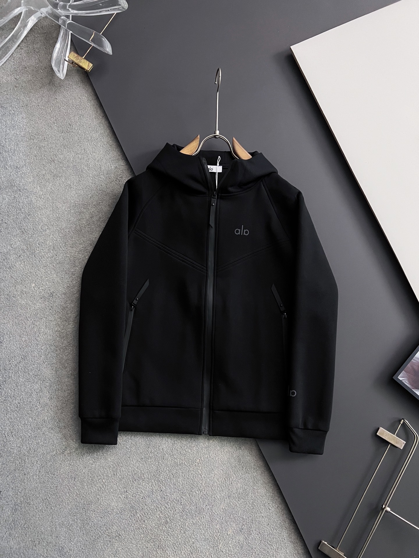 NO:548467,) Alo*2025Ss new sweatshirt jacket!  The texture and fabric are perfect and versatile and unscrupulous styles, professional antibacterial and anti-static, far-infrared heating technology fabric, hooded design texture hardware is smooth and smooth, fully sealed zippered pocket has excellent breathability and thermal tone, close and comfortable, and has enough temperature locking and keeping warm. Anyone with upper body is handsome and versatile commuting. Size M-3XL. M bust 55 Clothes 66 sleeves 73 L bust 57 Clothes 68 sleeves 74 XL bust 59 Clothes 70 sleeves 75 2XL bust 61 Clothes 72 sleeves 76 3XL bust 63 Clothes 74 sleeves 77, hoodie, sweatshirts, jackets & coats, hats, alexander wang19860909）Alo*2025Ss新款卫衣小外套！质感与面料完美到爆基础百搭不挑人的款式,专业抗菌防静电、远红外升温科技面料,连帽设计质感五金顺滑流畅,全封胶拉链口袋拥有出色的透气性和热调性、贴身舒适,具有足够锁温保暖的效果,任谁上身都是帅气无敌,又百搭通勤.尺码M-3XL. M胸围55 衣长66袖长73 L 胸围57衣长68袖长74 XL胸围59 衣长70袖长75 2XL胸围61 衣长72袖长76 3XL胸围63 衣长74袖长77,,hoodie,sweatshirts,jackets & coats,hats,alexander wang,Men's clothing