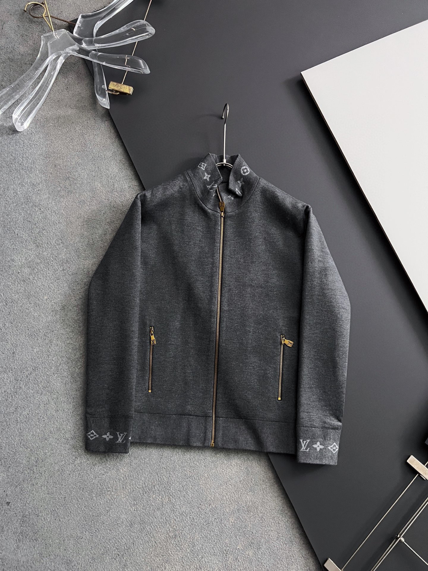 NO:550290,) 1V!  New high-quality knitted wool cardigan in autumn and winter, with color matching logo striped craft design!  Crochet logo stripe modification, design classic color crochet design!  This sweater is selected for imported knitted wool material!  The fabric feels thick and has a certain sense of self-weight. It has a soft and dense terry texture. It is breathable and comfortable to wear with close body. It has beautiful colors and is eye-catching and fashionable. The unique patterns can definitely make you outstanding among the crowd!  Casual style cut design!  The upper body effect is age-reducing and versatile. Size 48-56, sweaters, alexander wang19860909）1V！秋冬新款高克重针织羊毛开衫,配色标识条纹工艺设计！钩织标识条纹修饰,设计经典配色钩织设计！此款毛衣甄选客供进口针织羊毛材质！面料手感偏厚实,有一定的自重感,柔软绵密的毛圈肌理,贴身穿着透气亲肤舒适,色彩靓丽、吸睛时髦度爆棚,与众不同的图案绝对可以让你在人群中出彩万分！休闲版型裁剪设计！上身效果减龄又百搭. 尺码48-56,,sweaters,alexander wang,Men's clothing