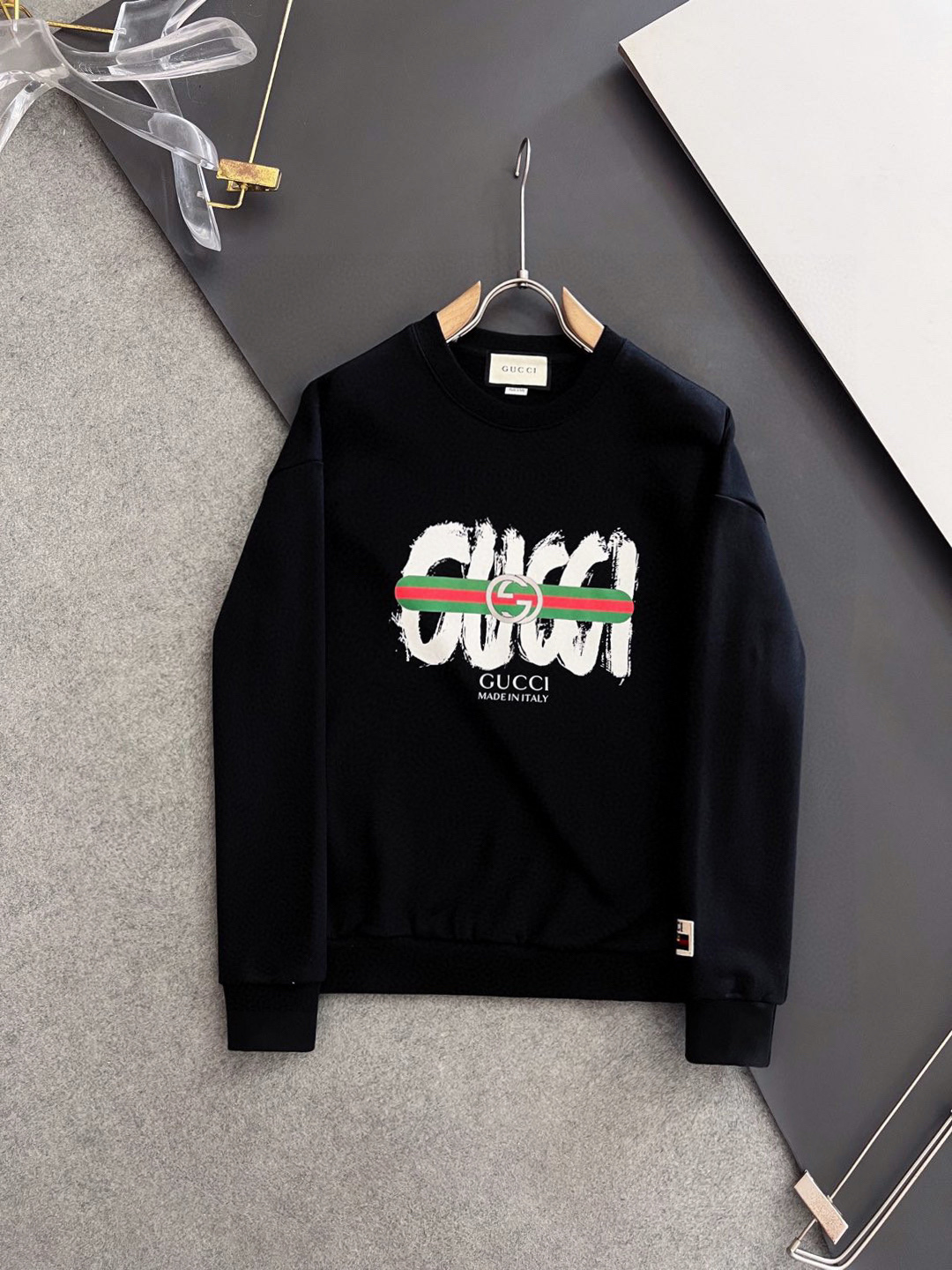 NO:550297,)Gucc*!  The highest version｜Exclusive high-end customization. 15 years of professional sweatshirts, perfect grade in both fabric and style, exquisite craftsmanship round neck style, exclusive special cotton 480g fabric upgraded washing large terry rings, soft and close-fitting technology fabric, customized original thread, extremely high grade, exquisite craftsmanship, and handsome upper body, size M-3XL, gucci, hoodie, sweatshirts, alexander wang19860909）Gucc*！最高版｜独家 高端定制. 15年专业卫衣,无论是面料上还是版型上都是完美越级,精美工艺圆领款,独家特制纯棉480克面料升级水洗大毛圈、柔软贴身科技面料,定制原版螺纹,档次极高,工艺精湛,上身帅到爆,尺码M-3XL,,gucci,hoodie,sweatshirts,alexander wang,Men's clothing