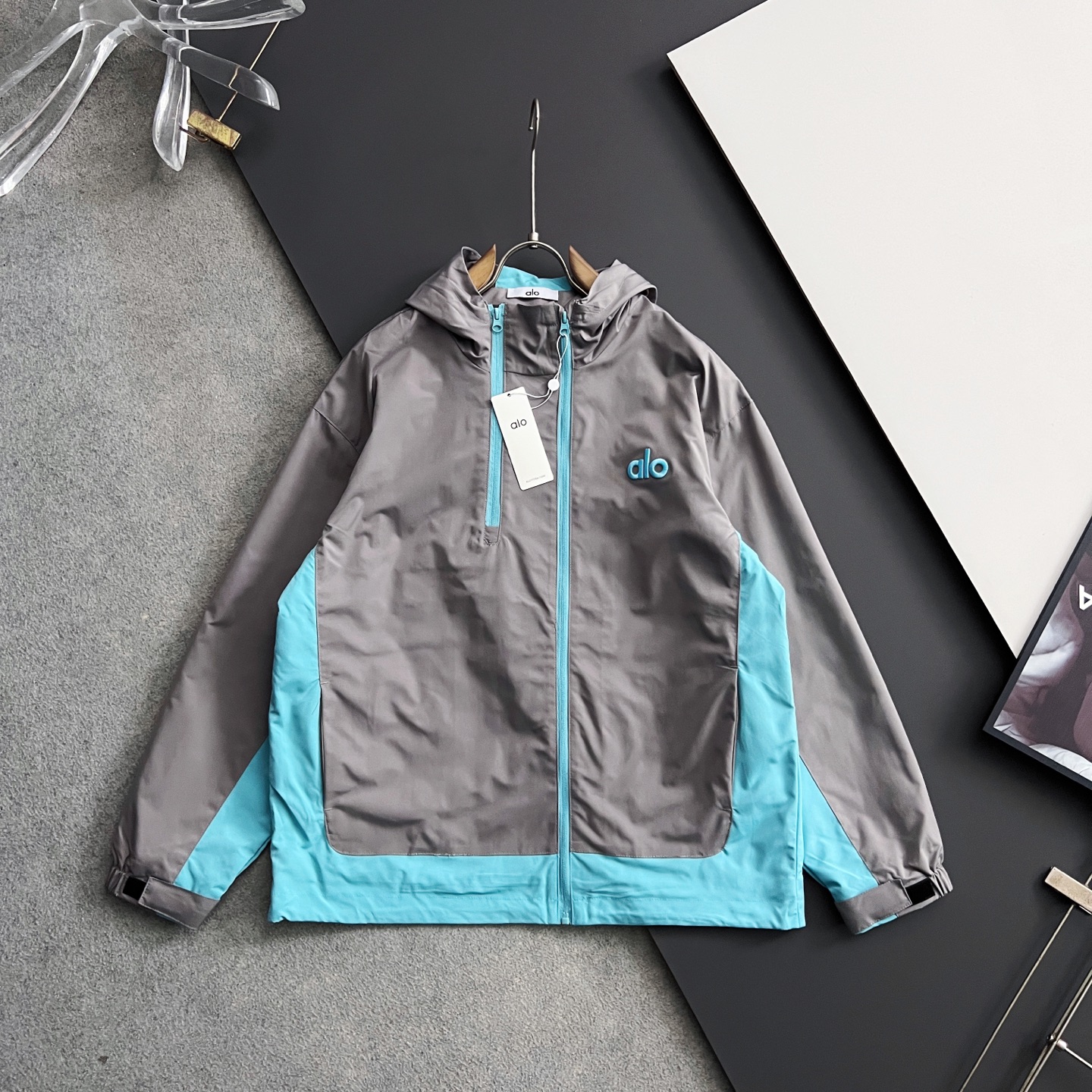 NO:550302,) Alo* 2025 autumn and winter new windbreaker jacket, a fashionable and versatile item that many celebrities love to wear!  Friends who like classic and simple must not miss this one!  The calm and atmospheric brand style has always been favored by the upper class! It is also the best choice for fashionable items!  The upper body is so handsome, highly recommended!  !  !  !  Code number M-3XL.,,jackets & coats,alexander wang19860909） Alo* 2025秋冬新款风衣外套,众多明星都爱穿的时尚百搭单品！喜欢经典简约的朋友,一定不能错过了这款！沉稳大气的品牌风格一直以来备受上层人士的青睐!也是时尚单品的不二之选！ 上身帅到爆了,强烈推荐！！！！码数M-3XL.,,jackets & coats,alexander wang,Men's clothing