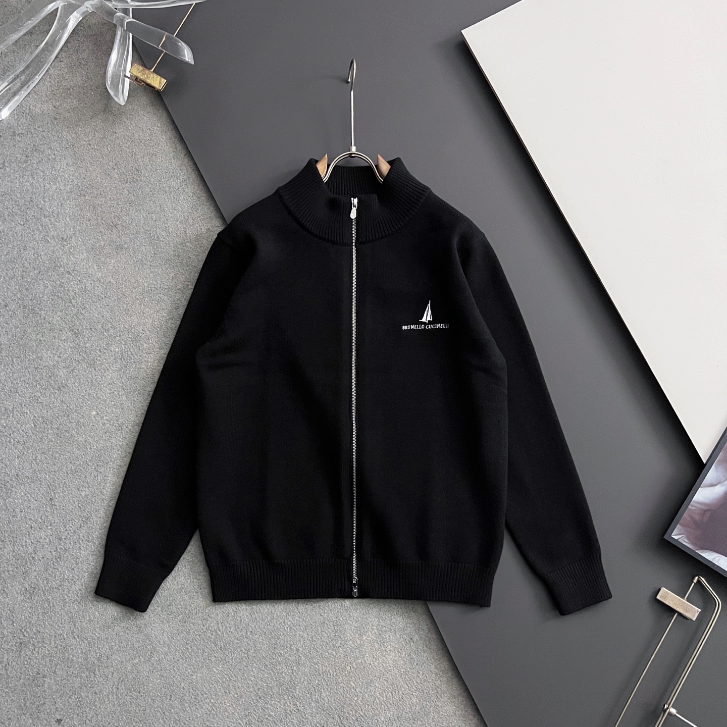 NO:550307,) BC.25Fw autumn and winter new style for men and women, high-weight knitted wool cardigan for men and women, color matching logo stripes design!  Crochet logo stripe modification, design classic color crochet design!  This sweater is selected for imported knitted wool material!  The fabric feels thick and has a certain sense of self-weight. It has a soft and dense terry texture. It is breathable and comfortable to wear with close body. It has beautiful colors and is eye-catching and fashionable. The unique patterns can definitely make you outstanding among the crowd!  Casual style cut design!  The upper body effect is age-reducing and versatile. Size M-3XL Size 36-38-40-42-44 M bust 55 Shoulder width 45 Clothes length 67 Sleeve length 62 L bust 57 Shoulder width 47 Clothes length 69 Sleeve length 63 XL bust 59 Shoulder width 49 Clothes length 71 Sleeve length 64 2XL bust 61 Shoulder width 51 Clothes length 73 Sleeve length 65 3XL bust 63 Shoulder width 53 Clothes length 75 Sleeve length 66, Sweaters, alexander wang19860909）BC.25Fw秋冬新款男女同款高克重针织羊毛开衫,配色标识条纹工艺设计！钩织标识条纹修饰,设计经典配色钩织设计！此款毛衣甄选客供进口针织羊毛材质！面料手感偏厚实,有一定的自重感,柔软绵密的毛圈肌理,贴身穿着透气亲肤舒适,色彩靓丽、吸睛时髦度爆棚,与众不同的图案绝对可以让你在人群中出彩万分！休闲版型裁剪设计！上身效果减龄又百搭. 尺码M-3XL 码数36-38-40-42-44 M胸围55 肩宽45 衣长67袖长62 L胸围57 肩宽47 衣长69袖长63 XL胸围59 肩宽49 衣长71袖长64 2XL胸围61 肩宽51 衣长73袖长65 3XL胸围63 肩宽53 衣长75袖长66,,sweaters,alexander wang,Men's clothing