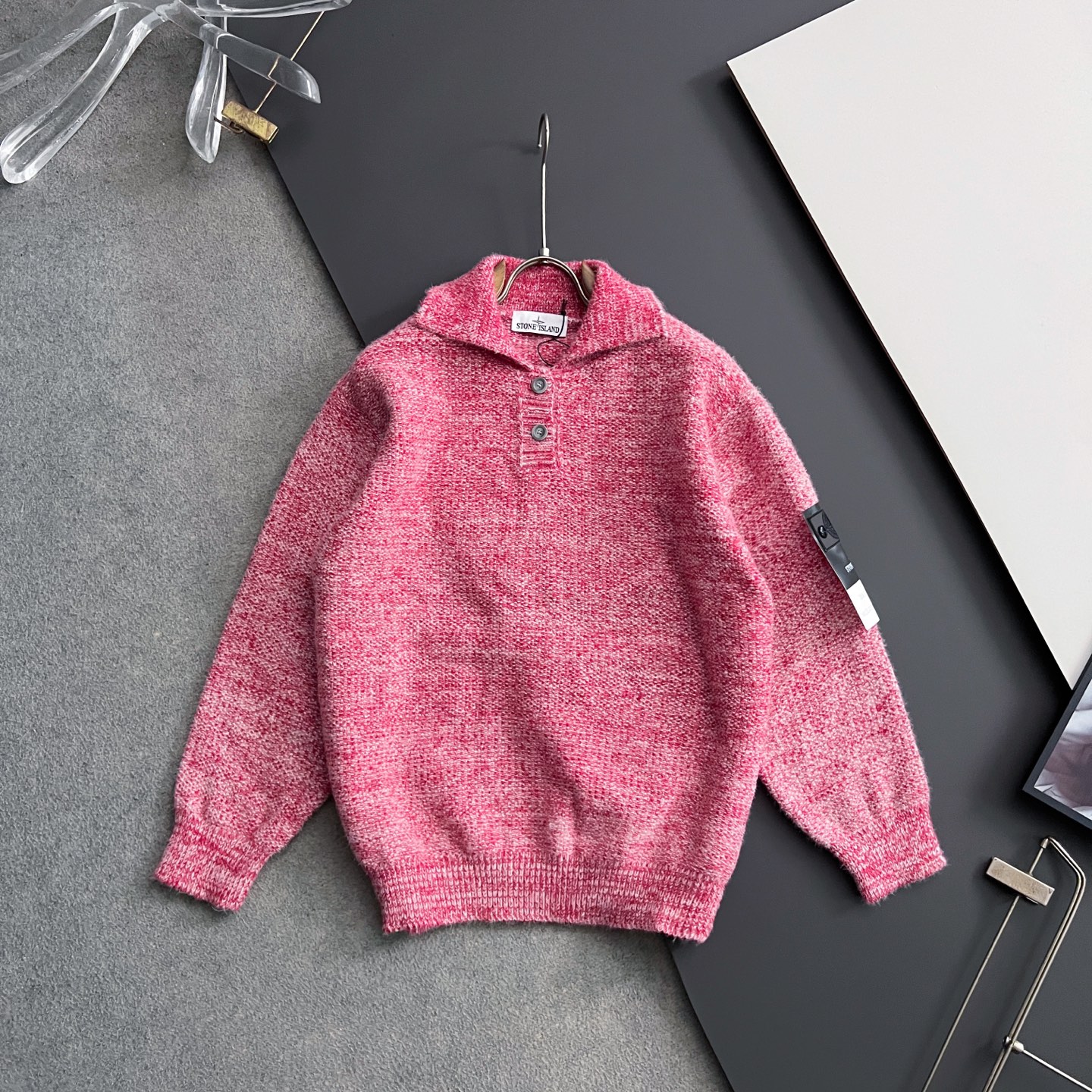 NO:550317,) Stone*Island·Stone Island 2025 autumn and winter beautiful sweater!  High-quality Italian imported fabric, high-density knitted, and camouflage snowflake color matching is very handsome!  Logo logo!  It is more durable and less likely to deform. It has excellent styles and can be easily held in all styles. It also needs to be collected for the fabrics!  Classic fashion decorations that young men and women have sought after have become popular all over the world!  Code number M-3XL, sweaters, alexander wang19860909）Stone*Island·石头岛2025款秋冬靓色毛衣！高品质意大利进口面料,高密度针织,迷彩雪花配色帅气十足！Logo标志！更耐穿更加不易变形,版型极好,各种风格都能轻松HOLD住,冲着版型面料也要收的类型！年轻男女追捧的经典时尚装饰已经风靡全球！码数M-3XL,,sweaters,alexander wang,Men's clothing