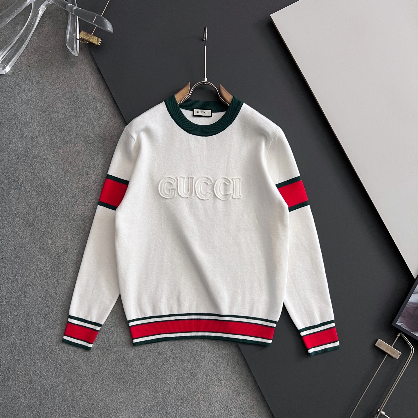 NO:564124,) Gucc sweater, the latest style for autumn and winter!  High-quality Italian imported fabrics, high-density knitting, versatile sweaters, and shirts are all very handsome!  Logo!  It is more durable and less prone to deformation. It has an excellent fit and can be easily held in various styles. It is also a type that needs to be adjusted according to the fit of the fabric!  The classic fashion decoration that is sought after every year has become popular all over the world!  Size M-3XL,,gucci,sweaters,shirts,alexander wang19860909）Gucc·款毛衣,秋冬最新款！高品质意大利进口面料,高密度针织,百搭毛衣,内搭衬衫都帅气十足！Logo标志！更耐穿更加不易变形,版型极好,各种风格都能轻松HOLD住,冲着版型面料也要收的类型！年年被追捧的经典时尚装饰已经风靡全球！码数M-3XL,,gucci,sweaters,shirts,alexander wang,Men's clothing