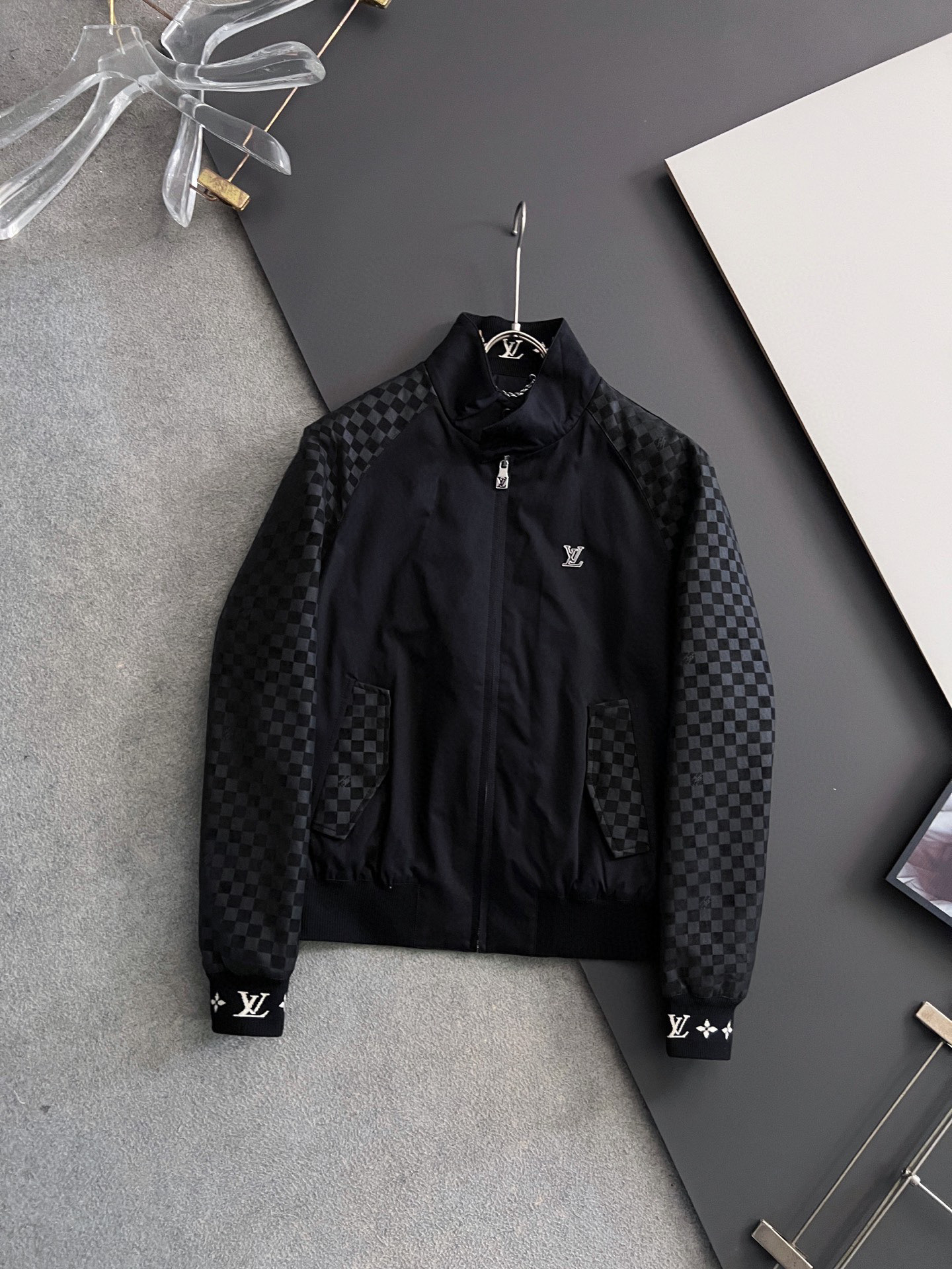 NO:573248,) 1V* 2025 Autumn and Winter New Presbyopic Thin Cotton Jacket Original 1:1 Customized Hardware Accessories All Imported Original Customization Welcome to Counter Comparison Super Soft Super Heavy Fabric Workmanship Perfect Fit Pay Attention to the Fabric Super Comfort Exclusive Model Non-Market Goods Same Sizes for Men and Women M-3XL, Jackets & Coats, alexander wang19860909） 1V* 2025秋冬新款老花薄棉夹克 原版1:1订制五金配件全进口原版定制 欢迎专柜对比 超柔软 超级重面料做工杠杠的版型完美 注意面料超舒服 独家款 非市场货 男女同款尺码M-3XL,,jackets & coats,alexander wang,Men's clothing