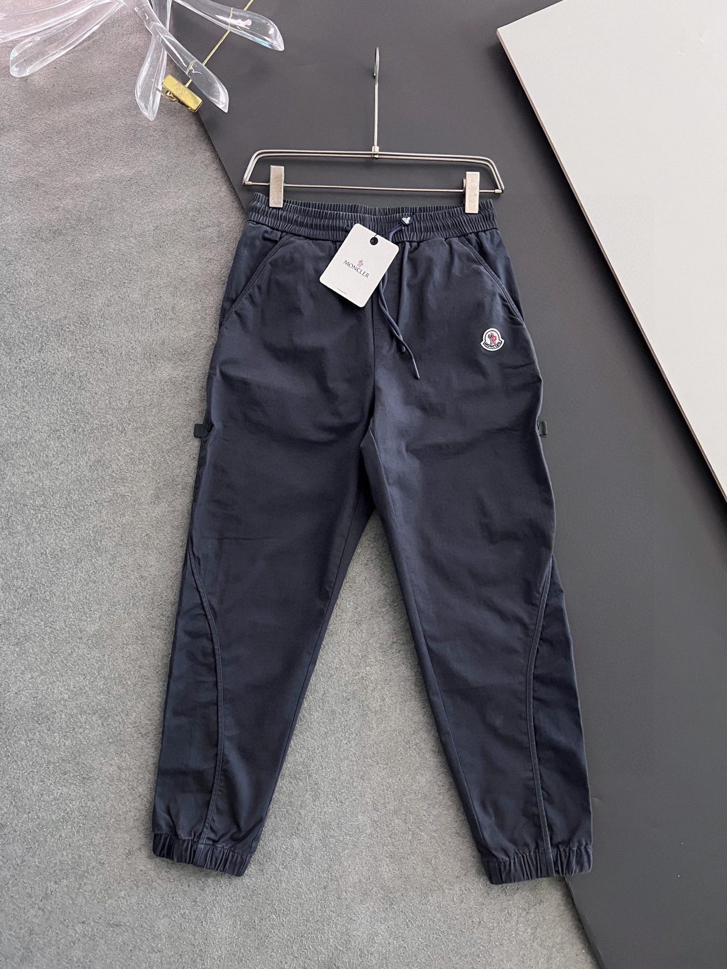 NO:573251,) Moncle* spring and summer new style muzzle-colored earth-colored trousers, men's logo patched drawstring casual trousers, zippers at the corners of the trousers, adjustable trouser legs, colorful striped drawstring waistband, made of 100% cotton, the latest classic series of men's casual trousers, made of customer-supplied micro-elastic soft cotton material, soft and delicate, with a great feel!  The brand style is clear at a glance!  Minimalist design, no extra exaggerated elements to declare victory, fine details, hardware accessories are all original and customized, the thickness is just right, easy to control all kinds of weather in spring and summer, the classic beige color upper body is very energetic, a variety of styles can be worn, casual business, daily life, fashion trends can be controlled!  The overall style and fashion sense are extremely outstanding, bringing extraordinary clothing taste!  Size:M-4XL.,Moncler,alexander wang19860909）Moncle* 春夏新款蒙口土色长裤男士徽标贴布抽绳休闲长裤,裤角拉链可调节裤脚 ,彩色条纹抽绳腰头 , 面料全棉,最新经典系列男士休闲裤,采用客供微弹力柔棉材质,柔软细腻,手感绝佳！品牌格调一览无余！极简主义设计,没有多余浮夸的元素来宣兵夺主,细节做工精细,五金配件均原版定制,厚薄程度也是恰到好处,轻松驾驭春夏各种天气,经典米色颜色上身很显精气神,多种风格穿搭,休闲商务、日常生活、时尚潮流均可驾驭！整体不论是档次还是时尚感都是极为出色的,带来非凡的衣着品味！ 尺码:M-4XL.,,Moncler,alexander wang,Men's clothing