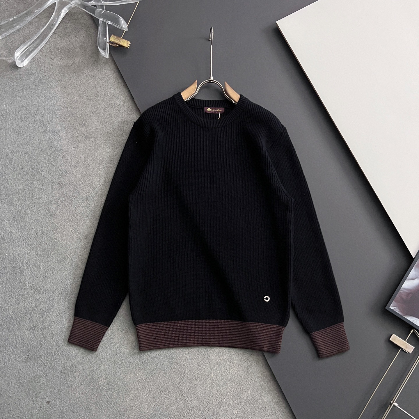 NO:573254,) LP*, 25ss latest autumn and winter fashion sweater 7 knitting thread, the top version of black waffle knitted logo0 solid color counter knitted sweater round neck pullover, the counter is exactly the same to create the top model, fashionable and versatile, top high-tech version is super good, durable and comfortable, fit size M-XXXL, loro piana, sweaters, alexander wang19860909）LP*、25ss最新款秋冬时尚毛衣7针织线、最顶级版黑色华夫格提针织log0纯色专柜款针织线衫圆领套头衫,专j柜一摸一样打造顶级款,时尚百搭款,顶级高工艺版型超好,耐穿又舒适,合身尺码M-XXXL,,loro piana,sweaters,alexander wang,Men's clothing