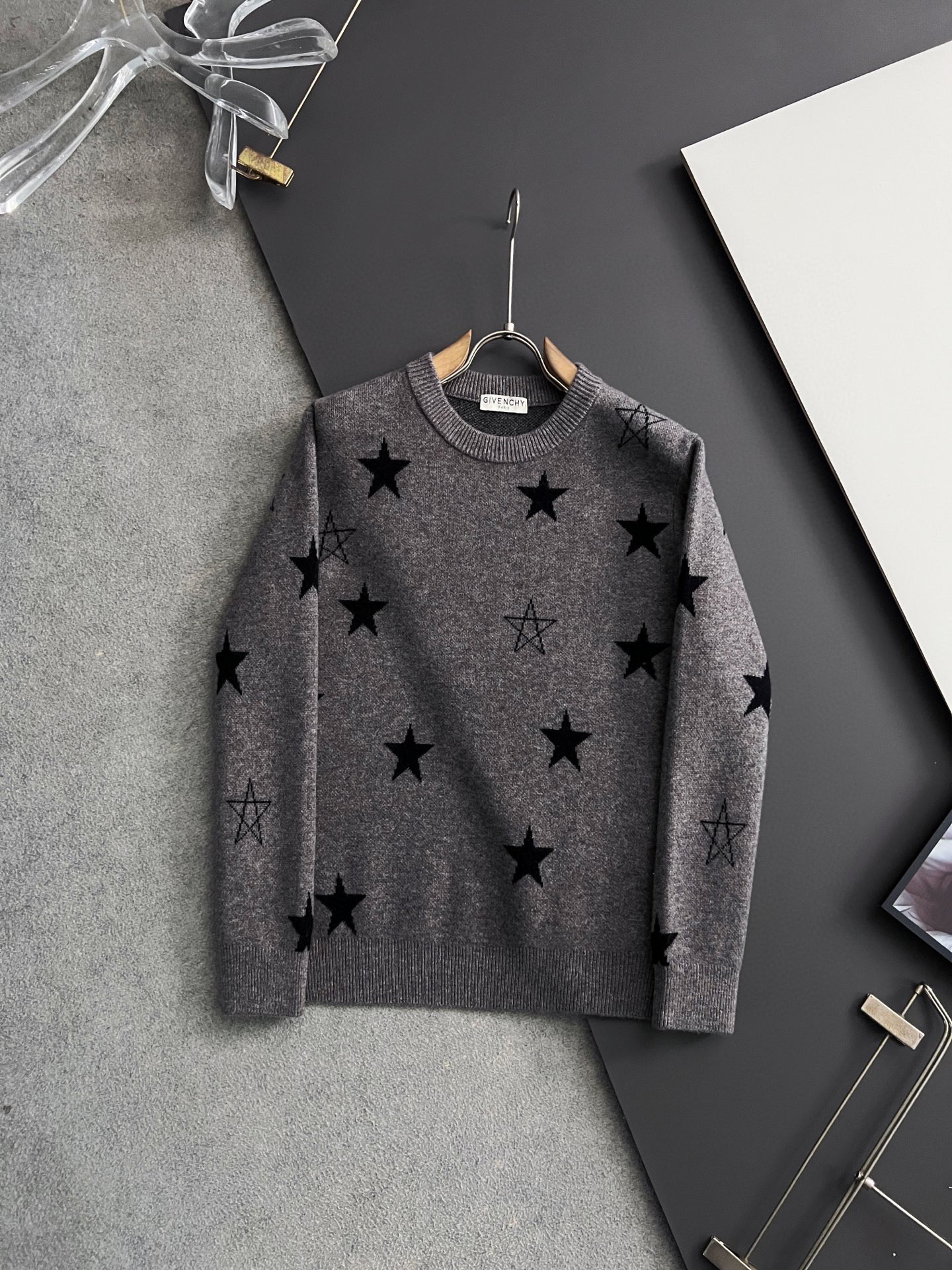 NO:573257,) Giv* top version winter cashmere sweater (sheep wool), this color is too rich, right? This sweater is made of imported knitted wool material supplied by customers!  The fabric feels thick and has a soft and dense terry texture. It is warm and comfortable to wear close to the skin. The colors are beautiful, eye-catching and fashionable. The unique patterns will definitely make you stand out in the crowd!  Casual cut design!  The upper body effect is age-reducing and versatile. Sizes M-3XL,,sweaters,alexander wang19860909）Giv*顶级版冬季羊绒衫（绵羊毛）,这颜色也太显富了吧此款毛衣甄选客供进口针织羊毛材质！面料手感偏厚实,柔软绵密的毛圈肌理,贴身穿着保暖亲肤舒适,色彩靓丽、吸睛时髦度爆棚,与众不同的图案绝对可以让你在人群中出彩万分！休闲版型裁剪设计！上身效果减龄又百搭. 尺码M-3XL,,sweaters,alexander wang,Men's clothing