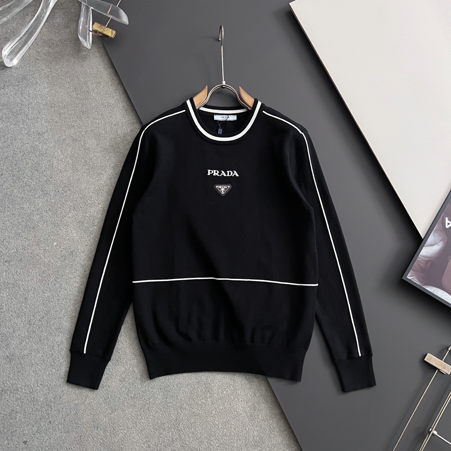 NO:573266,) Prad*·2025 sweaters, the latest styles for autumn and winter!  High-quality Italian imported fabrics, high-density knitting, versatile sweaters, and shirts are all very handsome!  Logo!  It is more durable and less prone to deformation. It has an excellent fit and can be easily held in various styles. It is also a type that needs to be adjusted according to the fit of the fabric!  The classic fashion decoration that is sought after every year has become popular all over the world!  Size M-3XL,,prada,sweaters,shirts,alexander wang19860909）Prad*·2025款毛衣,秋冬最新款！高品质意大利进口面料,高密度针织,百搭毛衣,内搭衬衫都帅气十足！Logo标志！更耐穿更加不易变形,版型极好,各种风格都能轻松HOLD住,冲着版型面料也要收的类型！年年被追捧的经典时尚装饰已经风靡全球！码数M-3XL,,prada,sweaters,shirts,alexander wang,Men's clothing